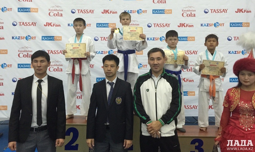 В состязаниях участвовало около 400 спортсменов из Казахстана, Узбекистана и Кыргызстана.