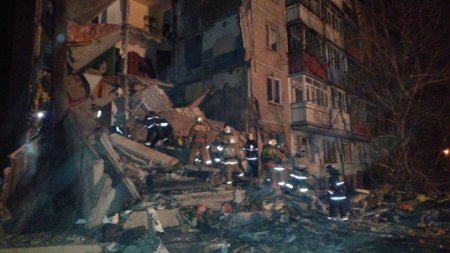 Часть многоэтажного дома обрушилась в Шахтинске: есть жертвы