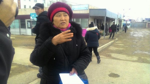 В Актау владельцы сгоревших торговых павильонов собрались на центральном рынке