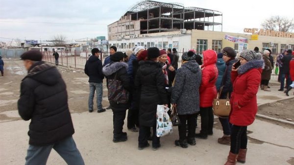 В Актау владельцы сгоревших торговых павильонов собрались на центральном рынке