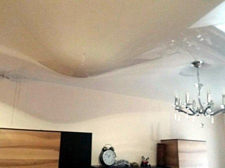 В Актау 80-летняя бабушка вынуждена жить в сырой квартире из-за протекающей крыши