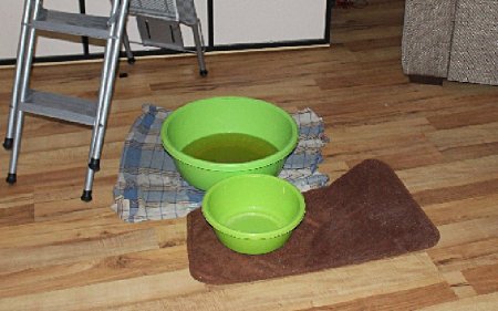 В Актау 80-летняя бабушка вынуждена жить в сырой квартире из-за протекающей крыши