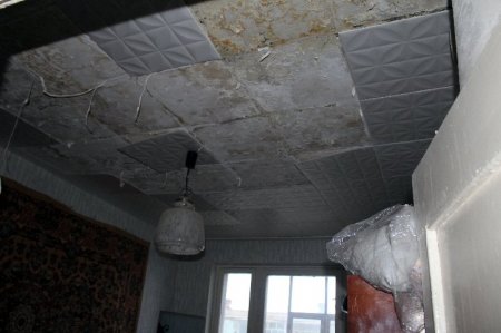 В Актау 80-летняя бабушка вынуждена жить в сырой квартире из-за протекающей крыши