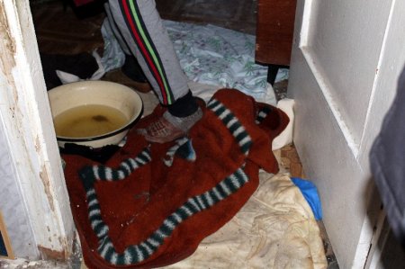 В Актау 80-летняя бабушка вынуждена жить в сырой квартире из-за протекающей крыши