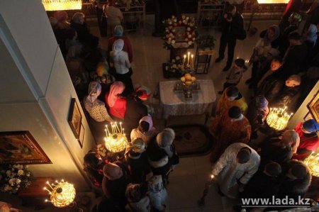 Православные христиане Актау празднуют Рождество Христово