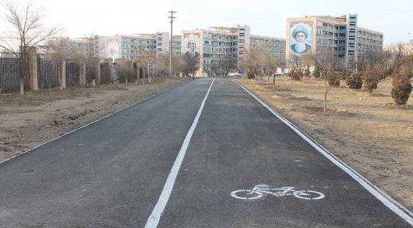 Берик Изгалиев: Новая дорожка по периметру Ботанического сада готова для велосипедистов