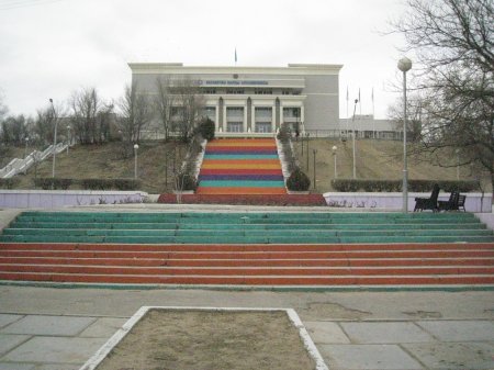 «Актау. Опасно для жизни»: Жители считают травмоопасной лестницу в 14 микрорайоне