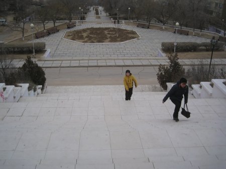 «Актау. Опасно для жизни»: Жители считают травмоопасной лестницу в 14 микрорайоне