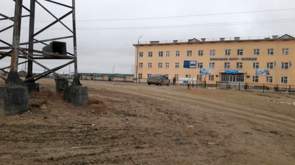 Кто закинул бак на опору линии электропередачи?