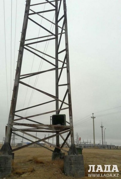 Кто закинул бак на опору линии электропередачи?