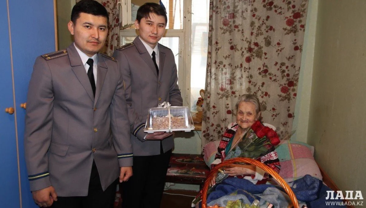 Сотрудники ДКНБ в гостях у ветерана Нины Черновой. Фото автора