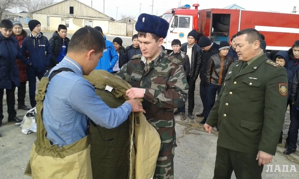 Учащимся разрешили примерить спецодежду пожарного. Фото Гульнары Ходжабековой||news_pic_more|<!--TBegin--><a href="https://img.lada.kz/2015-03/1426016580_img_6416den-otkrytyh-dverey.jpg" onclick="return hs.expand(this)" ><img align="left" src="https://img.lada.kz/2015-03/thumbs/1426016580_img_6416den-otkrytyh-dverey.jpg" alt='В Жанаозене спасатели провели День открытых дверей для школьников' title='В Жанаозене спасатели провели День открытых дверей для школьников'  /></a><!--TEnd-->