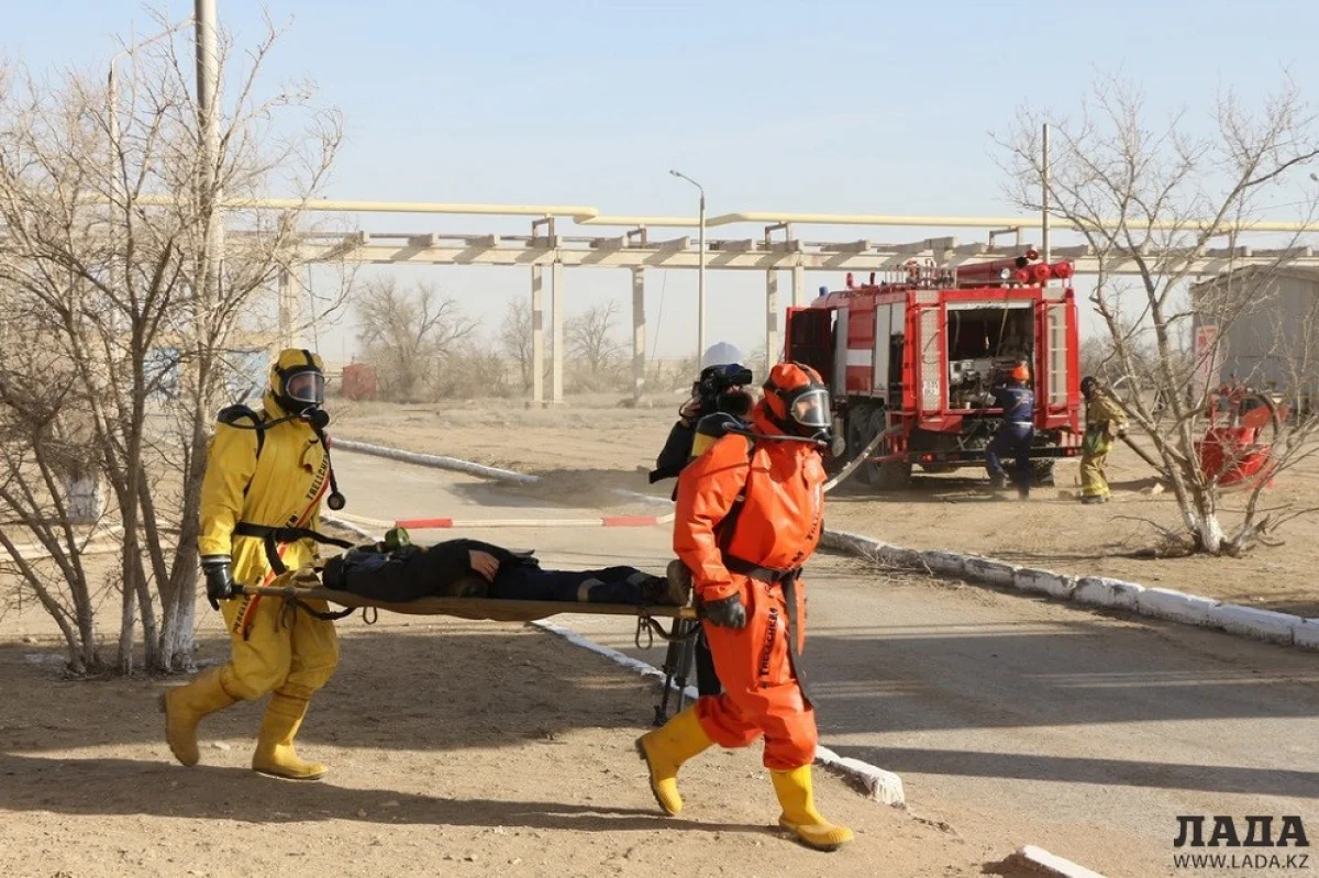 Спасатели выносят пострадавших на носилках. Фото Кадырбека Айдарулы||news_pic_more|<!--TBegin--><a href="https://img.lada.kz/2015-03/1426241285_img_9872.jpg" onclick="return hs.expand(this)" ><img align="left" src="https://img.lada.kz/2015-03/thumbs/1426241285_img_9872.jpg" alt='На актауском заводе «КазАзот» прошли учения по ликвидации последствий аварий на химически опасных объектах' title='На актауском заводе «КазАзот» прошли учения по ликвидации последствий аварий на химически опасных объектах'  /></a><!--TEnd--><br /><!--TBegin--><a href="https://img.lada.kz/2015-03/1426241324_img_9876.jpg" onclick="return hs.expand(this)" ><img align="left" src="https://img.lada.kz/2015-03/thumbs/1426241324_img_9876.jpg" alt='На актауском заводе «КазАзот» прошли учения по ликвидации последствий аварий на химически опасных объектах' title='На актауском заводе «КазАзот» прошли учения по ликвидации последствий аварий на химически опасных объектах'  /></a><!--TEnd--><br /><!--TBegin--><a href="https://img.lada.kz/2015-03/1426241293_img_9883.jpg" onclick="return hs.expand(this)" ><img align="left" src="https://img.lada.kz/2015-03/thumbs/1426241293_img_9883.jpg" alt='На актауском заводе «КазАзот» прошли учения по ликвидации последствий аварий на химически опасных объектах' title='На актауском заводе «КазАзот» прошли учения по ликвидации последствий аварий на химически опасных объектах'  /></a><!--TEnd--><br /><!--TBegin--><a href="https://img.lada.kz/2015-03/1426241317_img_9885.jpg" onclick="return hs.expand(this)" ><img align="left" src="https://img.lada.kz/2015-03/thumbs/1426241317_img_9885.jpg" alt='На актауском заводе «КазАзот» прошли учения по ликвидации последствий аварий на химически опасных объектах' title='На актауском заводе «КазАзот» прошли учения по ликвидации последствий аварий на химически опасных объектах'  /></a><!--TEnd--><br /><!--TBegin--><a href="https://img.lada.kz/2015-03/1426241286_img_9894.jpg" onclick="return hs.expand(this)" ><img align="left" src="https://img.lada.kz/2015-03/thumbs/1426241286_img_9894.jpg" alt='На актауском заводе «КазАзот» прошли учения по ликвидации последствий аварий на химически опасных объектах' title='На актауском заводе «КазАзот» прошли учения по ликвидации последствий аварий на химически опасных объектах'  /></a><!--TEnd--><br /><!--TBegin--><a href="https://img.lada.kz/2015-03/1426241352_img_9905.jpg" onclick="return hs.expand(this)" ><img align="left" src="https://img.lada.kz/2015-03/thumbs/1426241352_img_9905.jpg" alt='На актауском заводе «КазАзот» прошли учения по ликвидации последствий аварий на химически опасных объектах' title='На актауском заводе «КазАзот» прошли учения по ликвидации последствий аварий на химически опасных объектах'  /></a><!--TEnd--><br /><!--TBegin--><a href="https://img.lada.kz/2015-03/1426241331_img_9906.jpg" onclick="return hs.expand(this)" ><img align="left" src="https://img.lada.kz/2015-03/thumbs/1426241331_img_9906.jpg" alt='На актауском заводе «КазАзот» прошли учения по ликвидации последствий аварий на химически опасных объектах' title='На актауском заводе «КазАзот» прошли учения по ликвидации последствий аварий на химически опасных объектах'  /></a><!--TEnd--><br /><!--TBegin--><a href="https://img.lada.kz/2015-03/1426241349_img_9910.jpg" onclick="return hs.expand(this)" ><img align="left" src="https://img.lada.kz/2015-03/thumbs/1426241349_img_9910.jpg" alt='На актауском заводе «КазАзот» прошли учения по ликвидации последствий аварий на химически опасных объектах' title='На актауском заводе «КазАзот» прошли учения по ликвидации последствий аварий на химически опасных объектах'  /></a><!--TEnd--><br /><!--TBegin--><a href="https://img.lada.kz/2015-03/1426241360_img_9917.jpg" onclick="return hs.expand(this)" ><img align="left" src="https://img.lada.kz/2015-03/thumbs/1426241360_img_9917.jpg" alt='На актауском заводе «КазАзот» прошли учения по ликвидации последствий аварий на химически опасных объектах' title='На актауском заводе «КазАзот» прошли учения по ликвидации последствий аварий на химически опасных объектах'  /></a><!--TEnd--><br /><!--TBegin--><a href="https://img.lada.kz/2015-03/1426241318_img_9918.jpg" onclick="return hs.expand(this)" ><img align="left" src="https://img.lada.kz/2015-03/thumbs/1426241318_img_9918.jpg" alt='На актауском заводе «КазАзот» прошли учения по ликвидации последствий аварий на химически опасных объектах' title='На актауском заводе «КазАзот» прошли учения по ликвидации последствий аварий на химически опасных объектах'  /></a><!--TEnd--><br /><!--TBegin--><a href="https://img.lada.kz/2015-03/1426241306_img_9923.jpg" onclick="return hs.expand(this)" ><img align="left" src="https://img.lada.kz/2015-03/thumbs/1426241306_img_9923.jpg" alt='На актауском заводе «КазАзот» прошли учения по ликвидации последствий аварий на химически опасных объектах' title='На актауском заводе «КазАзот» прошли учения по ликвидации последствий аварий на химически опасных объектах'  /></a><!--TEnd--><br /><!--TBegin--><a href="https://img.lada.kz/2015-03/1426241357_img_9924.jpg" onclick="return hs.expand(this)" ><img align="left" src="https://img.lada.kz/2015-03/thumbs/1426241357_img_9924.jpg" alt='На актауском заводе «КазАзот» прошли учения по ликвидации последствий аварий на химически опасных объектах' title='На актауском заводе «КазАзот» прошли учения по ликвидации последствий аварий на химически опасных объектах'  /></a><!--TEnd--><br /><!--TBegin--><a href="https://img.lada.kz/2015-03/1426241300_img_9927.jpg" onclick="return hs.expand(this)" ><img align="left" src="https://img.lada.kz/2015-03/thumbs/1426241300_img_9927.jpg" alt='На актауском заводе «КазАзот» прошли учения по ликвидации последствий аварий на химически опасных объектах' title='На актауском заводе «КазАзот» прошли учения по ликвидации последствий аварий на химически опасных объектах'  /></a><!--TEnd--><br /><!--TBegin--><a href="https://img.lada.kz/2015-03/1426241324_img_9933.jpg" onclick="return hs.expand(this)" ><img align="left" src="https://img.lada.kz/2015-03/thumbs/1426241324_img_9933.jpg" alt='На актауском заводе «КазАзот» прошли учения по ликвидации последствий аварий на химически опасных объектах' title='На актауском заводе «КазАзот» прошли учения по ликвидации последствий аварий на химически опасных объектах'  /></a><!--TEnd--><br /><!--TBegin--><a href="https://img.lada.kz/2015-03/1426241378_img_9939.jpg" onclick="return hs.expand(this)" ><img align="left" src="https://img.lada.kz/2015-03/thumbs/1426241378_img_9939.jpg" alt='На актауском заводе «КазАзот» прошли учения по ликвидации последствий аварий на химически опасных объектах' title='На актауском заводе «КазАзот» прошли учения по ликвидации последствий аварий на химически опасных объектах'  /></a><!--TEnd--><br /><!--TBegin--><a href="https://img.lada.kz/2015-03/1426241334_img_9948.jpg" onclick="return hs.expand(this)" ><img align="left" src="https://img.lada.kz/2015-03/thumbs/1426241334_img_9948.jpg" alt='На актауском заводе «КазАзот» прошли учения по ликвидации последствий аварий на химически опасных объектах' title='На актауском заводе «КазАзот» прошли учения по ликвидации последствий аварий на химически опасных объектах'  /></a><!--TEnd-->