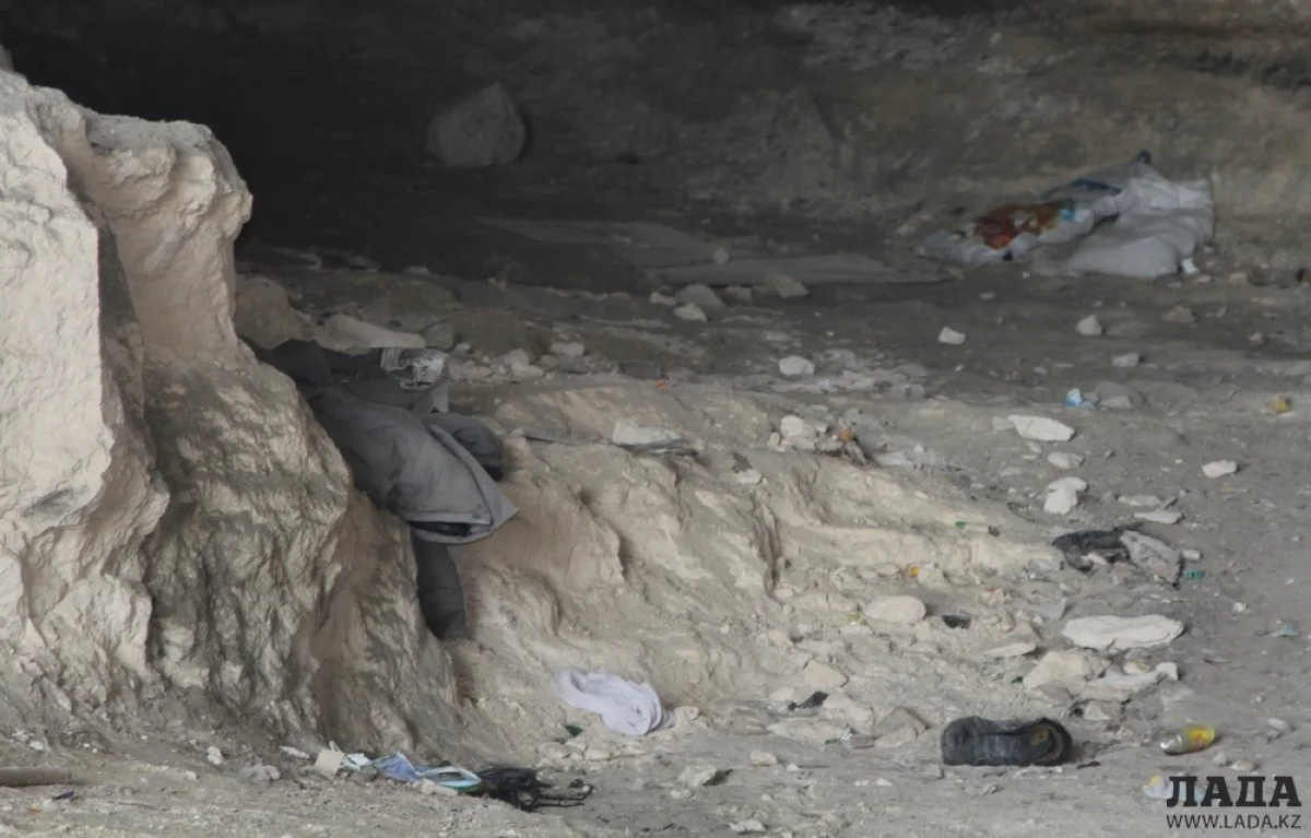 В пещере остались вещи рабочих. Фото автора||news_pic_more|<!--TBegin--><a href="https://img.lada.kz/2015-03/1426249967_img_2716.jpg" onclick="return hs.expand(this)" ><img align="left" src="https://img.lada.kz/2015-03/thumbs/1426249967_img_2716.jpg" alt='Мурат Тлеубаев: Пещера на побережье Актау взята под строгий контроль' title='Мурат Тлеубаев: Пещера на побережье Актау взята под строгий контроль'  /></a><!--TEnd--><br /><!--TBegin--><a href="https://img.lada.kz/2015-03/1426249982_img_2717.jpg" onclick="return hs.expand(this)" ><img align="left" src="https://img.lada.kz/2015-03/thumbs/1426249982_img_2717.jpg" alt='Мурат Тлеубаев: Пещера на побережье Актау взята под строгий контроль' title='Мурат Тлеубаев: Пещера на побережье Актау взята под строгий контроль'  /></a><!--TEnd--><br /><!--TBegin--><a href="https://img.lada.kz/2015-03/1426249951_img_2718.jpg" onclick="return hs.expand(this)" ><img align="left" src="https://img.lada.kz/2015-03/thumbs/1426249951_img_2718.jpg" alt='Мурат Тлеубаев: Пещера на побережье Актау взята под строгий контроль' title='Мурат Тлеубаев: Пещера на побережье Актау взята под строгий контроль'  /></a><!--TEnd--><br /><!--TBegin--><a href="https://img.lada.kz/2015-03/1426249989_img_2719.jpg" onclick="return hs.expand(this)" ><img align="left" src="https://img.lada.kz/2015-03/thumbs/1426249989_img_2719.jpg" alt='Мурат Тлеубаев: Пещера на побережье Актау взята под строгий контроль' title='Мурат Тлеубаев: Пещера на побережье Актау взята под строгий контроль'  /></a><!--TEnd--><br /><!--TBegin--><a href="https://img.lada.kz/2015-03/1426250010_img_2720.jpg" onclick="return hs.expand(this)" ><img align="left" src="https://img.lada.kz/2015-03/thumbs/1426250010_img_2720.jpg" alt='Мурат Тлеубаев: Пещера на побережье Актау взята под строгий контроль' title='Мурат Тлеубаев: Пещера на побережье Актау взята под строгий контроль'  /></a><!--TEnd--><br /><!--TBegin--><a href="https://img.lada.kz/2015-03/1426250004_img_2721.jpg" onclick="return hs.expand(this)" ><img align="left" src="https://img.lada.kz/2015-03/thumbs/1426250004_img_2721.jpg" alt='Мурат Тлеубаев: Пещера на побережье Актау взята под строгий контроль' title='Мурат Тлеубаев: Пещера на побережье Актау взята под строгий контроль'  /></a><!--TEnd--><br /><!--TBegin--><a href="https://img.lada.kz/2015-03/1426249956_img_2722.jpg" onclick="return hs.expand(this)" ><img align="left" src="https://img.lada.kz/2015-03/thumbs/1426249956_img_2722.jpg" alt='Мурат Тлеубаев: Пещера на побережье Актау взята под строгий контроль' title='Мурат Тлеубаев: Пещера на побережье Актау взята под строгий контроль'  /></a><!--TEnd--><br /><!--TBegin--><a href="https://img.lada.kz/2015-03/1426249980_img_2723.jpg" onclick="return hs.expand(this)" ><img align="left" src="https://img.lada.kz/2015-03/thumbs/1426249980_img_2723.jpg" alt='Мурат Тлеубаев: Пещера на побережье Актау взята под строгий контроль' title='Мурат Тлеубаев: Пещера на побережье Актау взята под строгий контроль'  /></a><!--TEnd--><br /><!--TBegin--><a href="https://img.lada.kz/2015-03/1426250014_img_2724.jpg" onclick="return hs.expand(this)" ><img align="left" src="https://img.lada.kz/2015-03/thumbs/1426250014_img_2724.jpg" alt='Мурат Тлеубаев: Пещера на побережье Актау взята под строгий контроль' title='Мурат Тлеубаев: Пещера на побережье Актау взята под строгий контроль'  /></a><!--TEnd--><br /><!--TBegin--><a href="https://img.lada.kz/2015-03/1426249977_img_2725.jpg" onclick="return hs.expand(this)" ><img align="left" src="https://img.lada.kz/2015-03/thumbs/1426249977_img_2725.jpg" alt='Мурат Тлеубаев: Пещера на побережье Актау взята под строгий контроль' title='Мурат Тлеубаев: Пещера на побережье Актау взята под строгий контроль'  /></a><!--TEnd--><br /><!--TBegin--><a href="https://img.lada.kz/2015-03/1426249965_img_2726.jpg" onclick="return hs.expand(this)" ><img align="left" src="https://img.lada.kz/2015-03/thumbs/1426249965_img_2726.jpg" alt='Мурат Тлеубаев: Пещера на побережье Актау взята под строгий контроль' title='Мурат Тлеубаев: Пещера на побережье Актау взята под строгий контроль'  /></a><!--TEnd-->