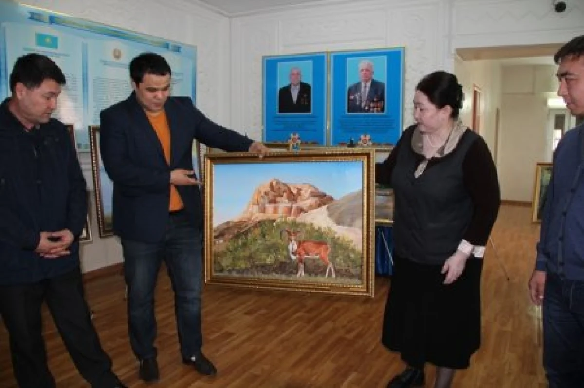 Всем постояльцам дома престарелых подарили по одной картине. Фото автора