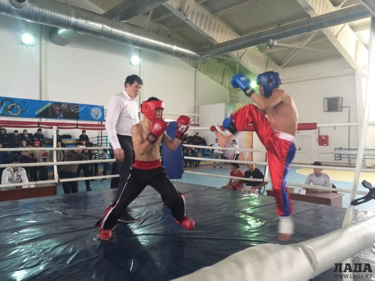 Поединок среди старших юношей. Фото Есена Селикова