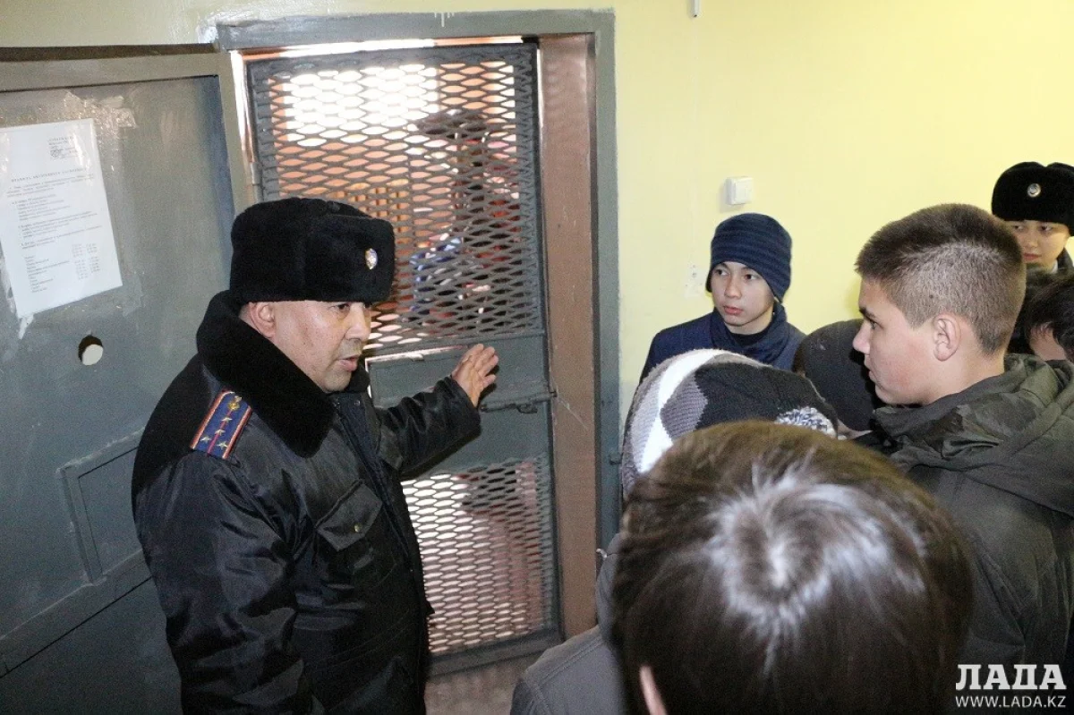 Полицейский объясняет школьникам, за что в спецприемнике оказываются некоторые граждане. Фото Кадырбека Айдарулы||news_pic_more|<!--TBegin--><a href="https://img.lada.kz/2015-03/1426590705_img_0077.jpg" onclick="return hs.expand(this)" ><img align="left" src="https://img.lada.kz/2015-03/thumbs/1426590705_img_0077.jpg" alt='Ювенальная полиция Мангистау проводит акцию «Подросток. Закон. Безопасность»' title='Ювенальная полиция Мангистау проводит акцию «Подросток. Закон. Безопасность»'  /></a><!--TEnd--><br /><!--TBegin--><a href="https://img.lada.kz/2015-03/1426590781_img_0089.jpg" onclick="return hs.expand(this)" ><img align="left" src="https://img.lada.kz/2015-03/thumbs/1426590781_img_0089.jpg" alt='Ювенальная полиция Мангистау проводит акцию «Подросток. Закон. Безопасность»' title='Ювенальная полиция Мангистау проводит акцию «Подросток. Закон. Безопасность»'  /></a><!--TEnd--><br /><!--TBegin--><a href="https://img.lada.kz/2015-03/1426590769_img_0095.jpg" onclick="return hs.expand(this)" ><img align="left" src="https://img.lada.kz/2015-03/thumbs/1426590769_img_0095.jpg" alt='Ювенальная полиция Мангистау проводит акцию «Подросток. Закон. Безопасность»' title='Ювенальная полиция Мангистау проводит акцию «Подросток. Закон. Безопасность»'  /></a><!--TEnd--><br /><!--TBegin--><a href="https://img.lada.kz/2015-03/1426590771_img_0147.jpg" onclick="return hs.expand(this)" ><img align="left" src="https://img.lada.kz/2015-03/thumbs/1426590771_img_0147.jpg" alt='Ювенальная полиция Мангистау проводит акцию «Подросток. Закон. Безопасность»' title='Ювенальная полиция Мангистау проводит акцию «Подросток. Закон. Безопасность»'  /></a><!--TEnd--><br /><!--TBegin--><a href="https://img.lada.kz/2015-03/1426590809_img_0148.jpg" onclick="return hs.expand(this)" ><img align="left" src="https://img.lada.kz/2015-03/thumbs/1426590809_img_0148.jpg" alt='Ювенальная полиция Мангистау проводит акцию «Подросток. Закон. Безопасность»' title='Ювенальная полиция Мангистау проводит акцию «Подросток. Закон. Безопасность»'  /></a><!--TEnd--><br /><!--TBegin--><a href="https://img.lada.kz/2015-03/1426590768_img_0159.jpg" onclick="return hs.expand(this)" ><img align="left" src="https://img.lada.kz/2015-03/thumbs/1426590768_img_0159.jpg" alt='Ювенальная полиция Мангистау проводит акцию «Подросток. Закон. Безопасность»' title='Ювенальная полиция Мангистау проводит акцию «Подросток. Закон. Безопасность»'  /></a><!--TEnd--><br /><!--TBegin--><a href="https://img.lada.kz/2015-03/1426590792_img_0171.jpg" onclick="return hs.expand(this)" ><img align="left" src="https://img.lada.kz/2015-03/thumbs/1426590792_img_0171.jpg" alt='Ювенальная полиция Мангистау проводит акцию «Подросток. Закон. Безопасность»' title='Ювенальная полиция Мангистау проводит акцию «Подросток. Закон. Безопасность»'  /></a><!--TEnd--><br /><!--TBegin--><a href="https://img.lada.kz/2015-03/1426590749_img_0176.jpg" onclick="return hs.expand(this)" ><img align="left" src="https://img.lada.kz/2015-03/thumbs/1426590749_img_0176.jpg" alt='Ювенальная полиция Мангистау проводит акцию «Подросток. Закон. Безопасность»' title='Ювенальная полиция Мангистау проводит акцию «Подросток. Закон. Безопасность»'  /></a><!--TEnd--><br /><!--TBegin--><a href="https://img.lada.kz/2015-03/1426590779_img_0177.jpg" onclick="return hs.expand(this)" ><img align="left" src="https://img.lada.kz/2015-03/thumbs/1426590779_img_0177.jpg" alt='Ювенальная полиция Мангистау проводит акцию «Подросток. Закон. Безопасность»' title='Ювенальная полиция Мангистау проводит акцию «Подросток. Закон. Безопасность»'  /></a><!--TEnd--><br /><!--TBegin--><a href="https://img.lada.kz/2015-03/1426590826_img_0182.jpg" onclick="return hs.expand(this)" ><img align="left" src="https://img.lada.kz/2015-03/thumbs/1426590826_img_0182.jpg" alt='Ювенальная полиция Мангистау проводит акцию «Подросток. Закон. Безопасность»' title='Ювенальная полиция Мангистау проводит акцию «Подросток. Закон. Безопасность»'  /></a><!--TEnd--><br /><!--TBegin--><a href="https://img.lada.kz/2015-03/1426590806_img_0209.jpg" onclick="return hs.expand(this)" ><img align="left" src="https://img.lada.kz/2015-03/thumbs/1426590806_img_0209.jpg" alt='Ювенальная полиция Мангистау проводит акцию «Подросток. Закон. Безопасность»' title='Ювенальная полиция Мангистау проводит акцию «Подросток. Закон. Безопасность»'  /></a><!--TEnd--><br /><!--TBegin--><a href="https://img.lada.kz/2015-03/1426591107_img_0060.jpg" onclick="return hs.expand(this)" ><img align="left" src="https://img.lada.kz/2015-03/thumbs/1426591107_img_0060.jpg" alt='Ювенальная полиция Мангистау проводит акцию «Подросток. Закон. Безопасность»' title='Ювенальная полиция Мангистау проводит акцию «Подросток. Закон. Безопасность»'  /></a><!--TEnd--><br /><!--TBegin--><a href="https://img.lada.kz/2015-03/1426591117_img_0084.jpg" onclick="return hs.expand(this)" ><img align="left" src="https://img.lada.kz/2015-03/thumbs/1426591117_img_0084.jpg" alt='Ювенальная полиция Мангистау проводит акцию «Подросток. Закон. Безопасность»' title='Ювенальная полиция Мангистау проводит акцию «Подросток. Закон. Безопасность»'  /></a><!--TEnd--><br /><!--TBegin--><a href="https://img.lada.kz/2015-03/1426591081_img_0103.jpg" onclick="return hs.expand(this)" ><img align="left" src="https://img.lada.kz/2015-03/thumbs/1426591081_img_0103.jpg" alt='Ювенальная полиция Мангистау проводит акцию «Подросток. Закон. Безопасность»' title='Ювенальная полиция Мангистау проводит акцию «Подросток. Закон. Безопасность»'  /></a><!--TEnd--><br /><!--TBegin--><a href="https://img.lada.kz/2015-03/1426591041_img_0110.jpg" onclick="return hs.expand(this)" ><img align="left" src="https://img.lada.kz/2015-03/thumbs/1426591041_img_0110.jpg" alt='Ювенальная полиция Мангистау проводит акцию «Подросток. Закон. Безопасность»' title='Ювенальная полиция Мангистау проводит акцию «Подросток. Закон. Безопасность»'  /></a><!--TEnd--><br /><!--TBegin--><a href="https://img.lada.kz/2015-03/1426591128_img_0131.jpg" onclick="return hs.expand(this)" ><img align="left" src="https://img.lada.kz/2015-03/thumbs/1426591128_img_0131.jpg" alt='Ювенальная полиция Мангистау проводит акцию «Подросток. Закон. Безопасность»' title='Ювенальная полиция Мангистау проводит акцию «Подросток. Закон. Безопасность»'  /></a><!--TEnd--><br /><!--TBegin--><a href="https://img.lada.kz/2015-03/1426591087_img_0180.jpg" onclick="return hs.expand(this)" ><img align="left" src="https://img.lada.kz/2015-03/thumbs/1426591087_img_0180.jpg" alt='Ювенальная полиция Мангистау проводит акцию «Подросток. Закон. Безопасность»' title='Ювенальная полиция Мангистау проводит акцию «Подросток. Закон. Безопасность»'  /></a><!--TEnd--><br /><!--TBegin--><a href="https://img.lada.kz/2015-03/1426591089_img_0208.jpg" onclick="return hs.expand(this)" ><img align="left" src="https://img.lada.kz/2015-03/thumbs/1426591089_img_0208.jpg" alt='Ювенальная полиция Мангистау проводит акцию «Подросток. Закон. Безопасность»' title='Ювенальная полиция Мангистау проводит акцию «Подросток. Закон. Безопасность»'  /></a><!--TEnd-->