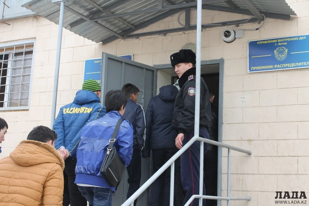 Экскурсия в ИВС. Фото автора||news_pic_more|<!--TBegin--><a href="https://img.lada.kz/2015-03/1426670483_img_2461.jpg" onclick="return hs.expand(this)" ><img align="left" src="https://img.lada.kz/2015-03/thumbs/1426670483_img_2461.jpg" alt='Мунайлинским школьникам показали жизнь за решеткой' title='Мунайлинским школьникам показали жизнь за решеткой'  /></a><!--TEnd--><br /><!--TBegin--><a href="https://img.lada.kz/2015-03/1426670450_img_2469.jpg" onclick="return hs.expand(this)" ><img align="left" src="https://img.lada.kz/2015-03/thumbs/1426670450_img_2469.jpg" alt='Мунайлинским школьникам показали жизнь за решеткой' title='Мунайлинским школьникам показали жизнь за решеткой'  /></a><!--TEnd--><br /><!--TBegin--><a href="https://img.lada.kz/2015-03/1426670508_img_2479.jpg" onclick="return hs.expand(this)" ><img align="left" src="https://img.lada.kz/2015-03/thumbs/1426670508_img_2479.jpg" alt='Мунайлинским школьникам показали жизнь за решеткой' title='Мунайлинским школьникам показали жизнь за решеткой'  /></a><!--TEnd--><br /><!--TBegin--><a href="https://img.lada.kz/2015-03/1426670479_img_2490.jpg" onclick="return hs.expand(this)" ><img align="left" src="https://img.lada.kz/2015-03/thumbs/1426670479_img_2490.jpg" alt='Мунайлинским школьникам показали жизнь за решеткой' title='Мунайлинским школьникам показали жизнь за решеткой'  /></a><!--TEnd--><br /><!--TBegin--><a href="https://img.lada.kz/2015-03/1426670509_img_2495.jpg" onclick="return hs.expand(this)" ><img align="left" src="https://img.lada.kz/2015-03/thumbs/1426670509_img_2495.jpg" alt='Мунайлинским школьникам показали жизнь за решеткой' title='Мунайлинским школьникам показали жизнь за решеткой'  /></a><!--TEnd--><br /><!--TBegin--><a href="https://img.lada.kz/2015-03/1426670429_img_2504.jpg" onclick="return hs.expand(this)" ><img align="left" src="https://img.lada.kz/2015-03/thumbs/1426670429_img_2504.jpg" alt='Мунайлинским школьникам показали жизнь за решеткой' title='Мунайлинским школьникам показали жизнь за решеткой'  /></a><!--TEnd--><br /><!--TBegin--><a href="https://img.lada.kz/2015-03/1426670485_img_2505.jpg" onclick="return hs.expand(this)" ><img align="left" src="https://img.lada.kz/2015-03/thumbs/1426670485_img_2505.jpg" alt='Мунайлинским школьникам показали жизнь за решеткой' title='Мунайлинским школьникам показали жизнь за решеткой'  /></a><!--TEnd--><br /><!--TBegin--><a href="https://img.lada.kz/2015-03/1426670449_img_2512.jpg" onclick="return hs.expand(this)" ><img align="left" src="https://img.lada.kz/2015-03/thumbs/1426670449_img_2512.jpg" alt='Мунайлинским школьникам показали жизнь за решеткой' title='Мунайлинским школьникам показали жизнь за решеткой'  /></a><!--TEnd--><br /><!--TBegin--><a href="https://img.lada.kz/2015-03/1426670510_img_2514.jpg" onclick="return hs.expand(this)" ><img align="left" src="https://img.lada.kz/2015-03/thumbs/1426670510_img_2514.jpg" alt='Мунайлинским школьникам показали жизнь за решеткой' title='Мунайлинским школьникам показали жизнь за решеткой'  /></a><!--TEnd--><br /><!--TBegin--><a href="https://img.lada.kz/2015-03/1426670444_img_2527.jpg" onclick="return hs.expand(this)" ><img align="left" src="https://img.lada.kz/2015-03/thumbs/1426670444_img_2527.jpg" alt='Мунайлинским школьникам показали жизнь за решеткой' title='Мунайлинским школьникам показали жизнь за решеткой'  /></a><!--TEnd-->