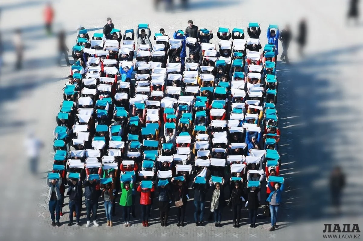 В акции приняли участие школьники и студенты Актау||news_pic_more|<!--TBegin--><a href="https://img.lada.kz/2015-03/1426754107_0024.jpg" onclick="return hs.expand(this)" ><img align="left" src="https://img.lada.kz/2015-03/thumbs/1426754107_0024.jpg" alt='В Актау прошел флешмоб «Твой голос - твоя судьба!»' title='В Актау прошел флешмоб «Твой голос - твоя судьба!»'  /></a><!--TEnd--><br /><!--TBegin--><a href="https://img.lada.kz/2015-03/1426754080_img_4115.jpg" onclick="return hs.expand(this)" ><img align="left" src="https://img.lada.kz/2015-03/thumbs/1426754080_img_4115.jpg" alt='В Актау прошел флешмоб «Твой голос - твоя судьба!»' title='В Актау прошел флешмоб «Твой голос - твоя судьба!»'  /></a><!--TEnd--><br /><!--TBegin--><a href="https://img.lada.kz/2015-03/1426754136_img_4116.jpg" onclick="return hs.expand(this)" ><img align="left" src="https://img.lada.kz/2015-03/thumbs/1426754136_img_4116.jpg" alt='В Актау прошел флешмоб «Твой голос - твоя судьба!»' title='В Актау прошел флешмоб «Твой голос - твоя судьба!»'  /></a><!--TEnd--><br /><!--TBegin--><a href="https://img.lada.kz/2015-03/1426758477_5-2.jpg" onclick="return hs.expand(this)" ><img align="left" src="https://img.lada.kz/2015-03/thumbs/1426758477_5-2.jpg" alt='В Актау прошел флешмоб «Твой голос - твоя судьба!»' title='В Актау прошел флешмоб «Твой голос - твоя судьба!»'  /></a><!--TEnd--><br /><!--TBegin--><a href="https://img.lada.kz/2015-03/1426758465_6-kopiya.jpg" onclick="return hs.expand(this)" ><img align="left" src="https://img.lada.kz/2015-03/thumbs/1426758465_6-kopiya.jpg" alt='В Актау прошел флешмоб «Твой голос - твоя судьба!»' title='В Актау прошел флешмоб «Твой голос - твоя судьба!»'  /></a><!--TEnd-->