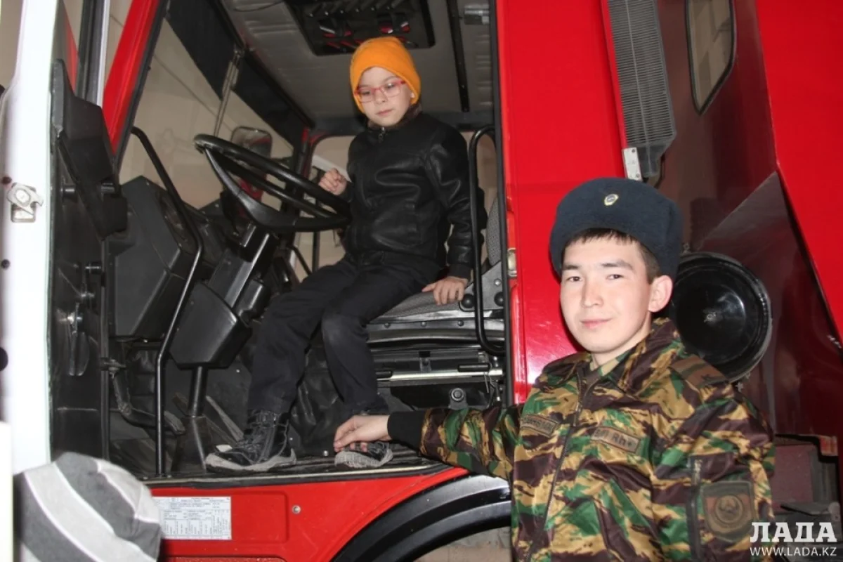 Боевая машина обследована. Фото Рукии Сычевой||news_pic_more|<!--TBegin--><a href="https://img.lada.kz/2015-03/1426797634_img_5893.jpg" onclick="return hs.expand(this)" ><img align="left" src="https://img.lada.kz/2015-03/thumbs/1426797634_img_5893.jpg" alt='Курсанты технического института провели экскурсию по пожарной части для актауских школьников' title='Курсанты технического института провели экскурсию по пожарной части для актауских школьников'  /></a><!--TEnd--><br /><!--TBegin--><a href="https://img.lada.kz/2015-03/1426797624_img_5931.jpg" onclick="return hs.expand(this)" ><img align="left" src="https://img.lada.kz/2015-03/thumbs/1426797624_img_5931.jpg" alt='Курсанты технического института провели экскурсию по пожарной части для актауских школьников' title='Курсанты технического института провели экскурсию по пожарной части для актауских школьников'  /></a><!--TEnd--><br /><!--TBegin--><a href="https://img.lada.kz/2015-03/1426797646_img_5969.jpg" onclick="return hs.expand(this)" ><img align="left" src="https://img.lada.kz/2015-03/thumbs/1426797646_img_5969.jpg" alt='Курсанты технического института провели экскурсию по пожарной части для актауских школьников' title='Курсанты технического института провели экскурсию по пожарной части для актауских школьников'  /></a><!--TEnd--><br /><!--TBegin--><a href="https://img.lada.kz/2015-03/1426797673_img_5977.jpg" onclick="return hs.expand(this)" ><img align="left" src="https://img.lada.kz/2015-03/thumbs/1426797673_img_5977.jpg" alt='Курсанты технического института провели экскурсию по пожарной части для актауских школьников' title='Курсанты технического института провели экскурсию по пожарной части для актауских школьников'  /></a><!--TEnd--><br /><!--TBegin--><a href="https://img.lada.kz/2015-03/1426797588_img_5991.jpg" onclick="return hs.expand(this)" ><img align="left" src="https://img.lada.kz/2015-03/thumbs/1426797588_img_5991.jpg" alt='Курсанты технического института провели экскурсию по пожарной части для актауских школьников' title='Курсанты технического института провели экскурсию по пожарной части для актауских школьников'  /></a><!--TEnd-->