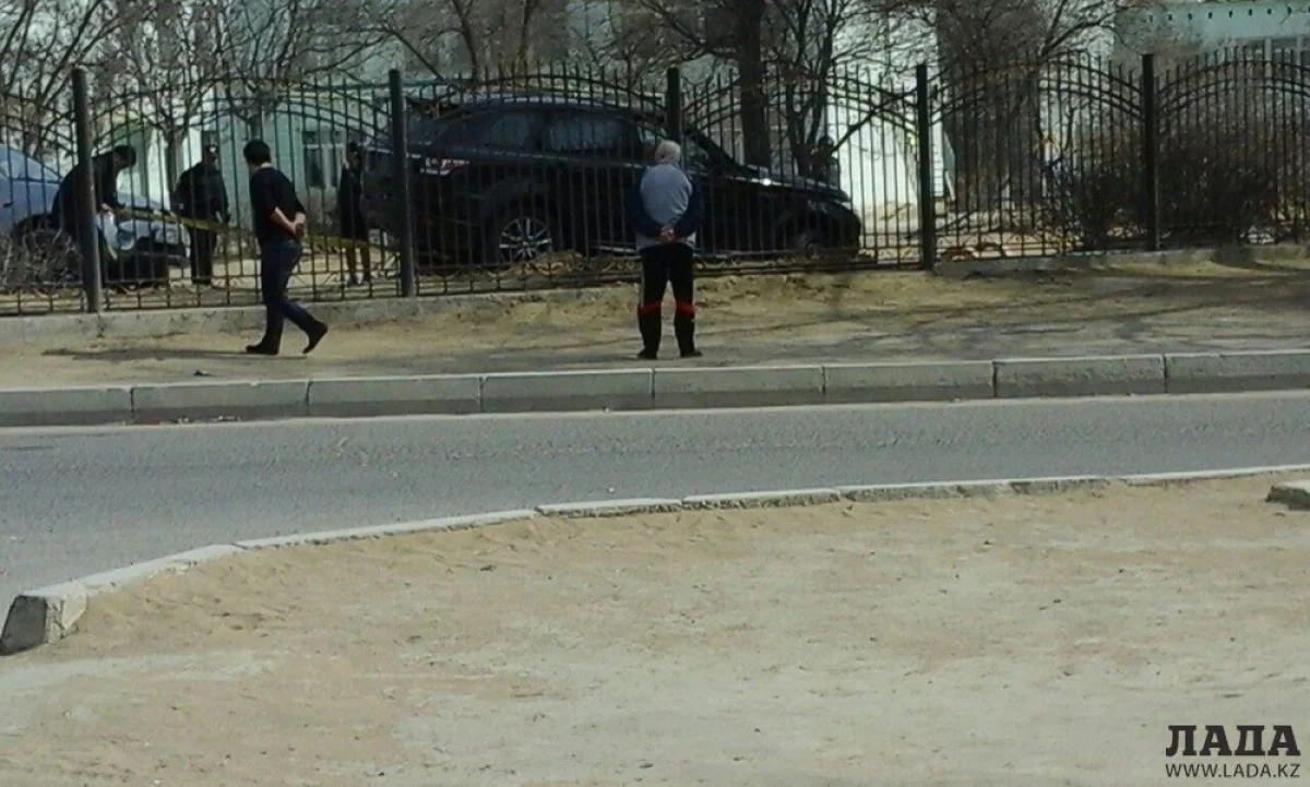 Автомобиль, протаранивший забор детского сада, пытаются вытащить наружу. Фото Рауна Мусалимова||news_pic_more|<!--TBegin--><a href="https://img.lada.kz/2015-03/1426862688_img-20150320-wa0003.jpg" onclick="return hs.expand(this)" ><img align="left" src="https://img.lada.kz/2015-03/thumbs/1426862688_img-20150320-wa0003.jpg" alt='В Актау женщина-водитель протаранила забор детского сада' title='В Актау женщина-водитель протаранила забор детского сада'  /></a><!--TEnd-->