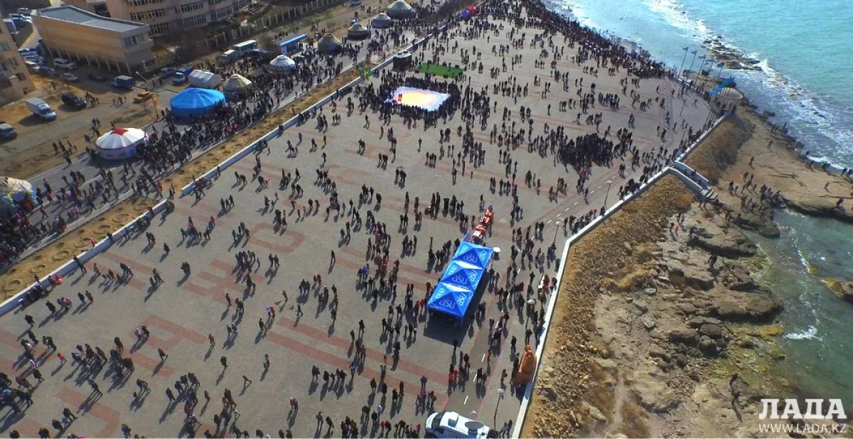 Люди на набережной 15 микрорайона.