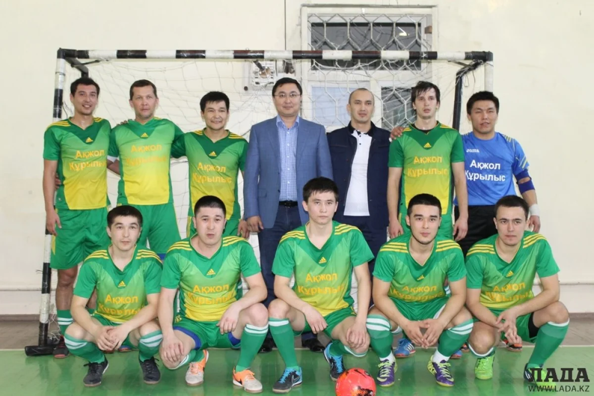 Команда «Акжол-Курылыс». Фото Аскара Агатаева||news_pic_more|<!--TBegin--><a href="https://img.lada.kz/2015-03/1427267318_img_6513.jpg" onclick="return hs.expand(this)" ><img align="left" src="https://img.lada.kz/2015-03/thumbs/1427267318_img_6513.jpg" alt='«Акжол-Курылыс» обеспечил себе досрочное чемпионство в Первой лиге чемпионата Мангистауской области по футзалу' title='«Акжол-Курылыс» обеспечил себе досрочное чемпионство в Первой лиге чемпионата Мангистауской области по футзалу'  /></a><!--TEnd--><br /><!--TBegin--><a href="https://img.lada.kz/2015-03/1427267277_img_6517.jpg" onclick="return hs.expand(this)" ><img align="left" src="https://img.lada.kz/2015-03/thumbs/1427267277_img_6517.jpg" alt='«Акжол-Курылыс» обеспечил себе досрочное чемпионство в Первой лиге чемпионата Мангистауской области по футзалу' title='«Акжол-Курылыс» обеспечил себе досрочное чемпионство в Первой лиге чемпионата Мангистауской области по футзалу'  /></a><!--TEnd-->