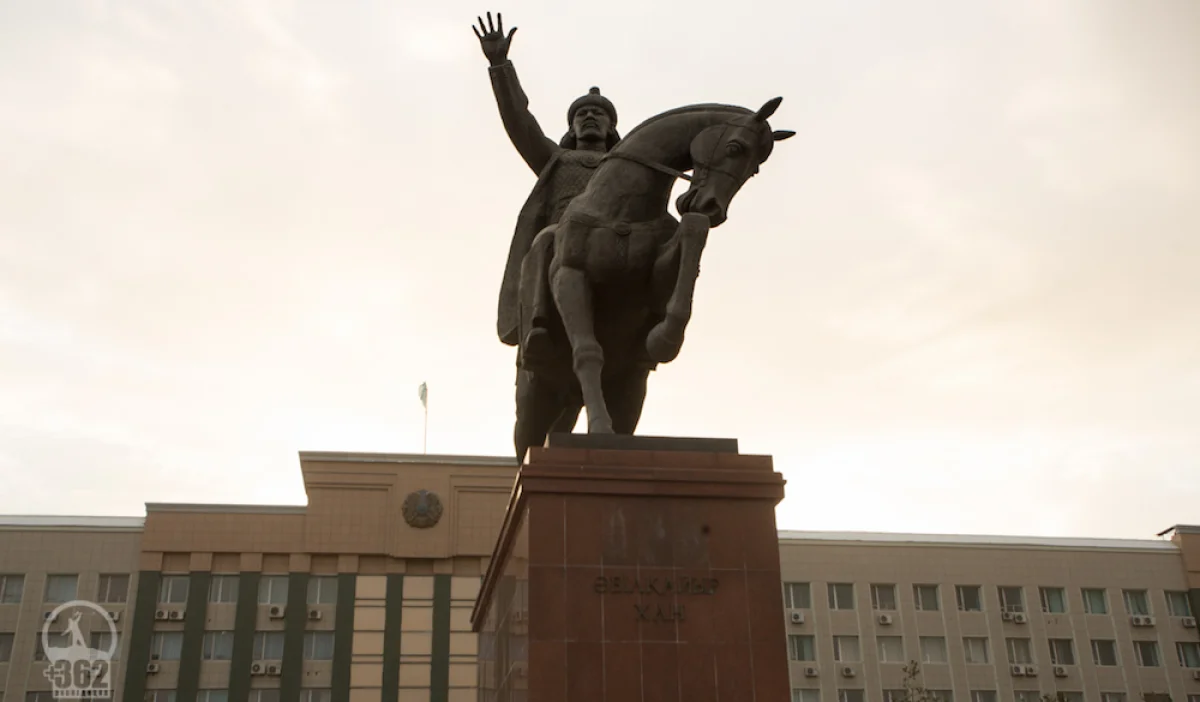 Памятник Абулхаир хану в Актобе