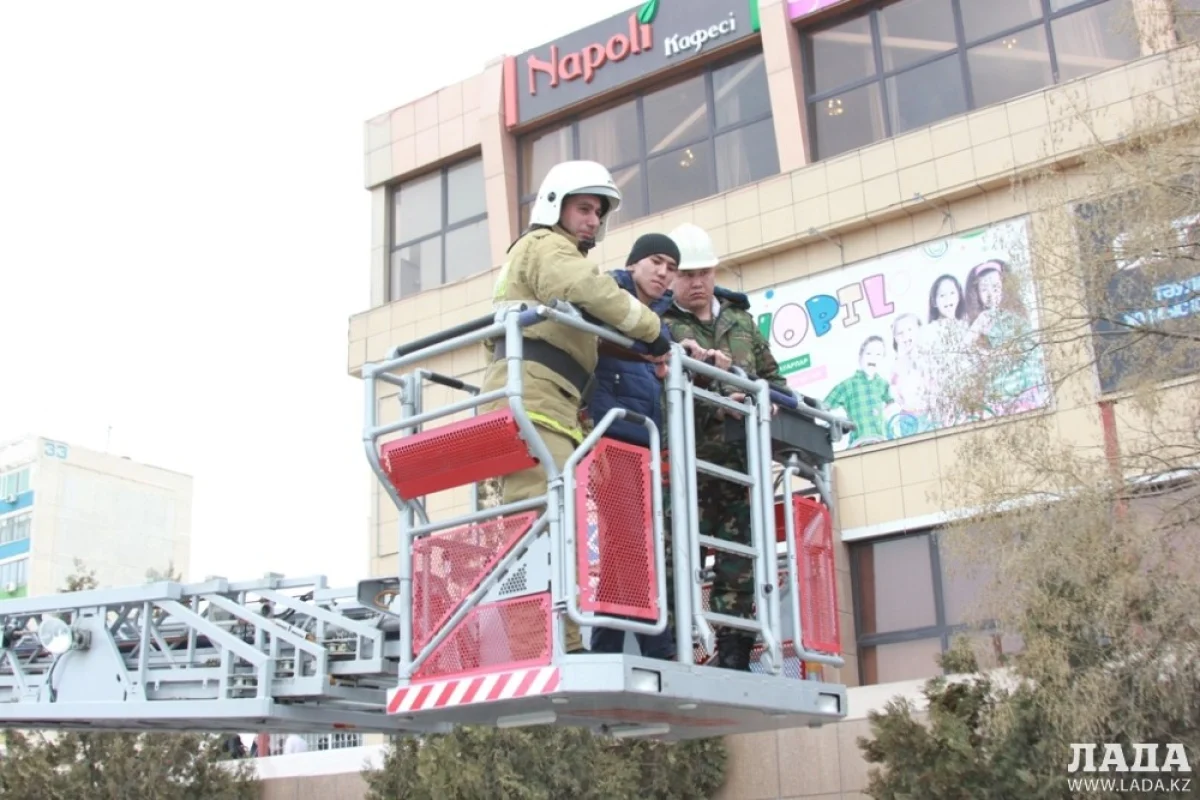 Этого посетителя "спасли" с помощью автоподъемника. Фото Рукии Сычевой||news_pic_more|<!--TBegin--><a href="https://img.lada.kz/2015-03/1427577034_img_6063.jpg" onclick="return hs.expand(this)" ><img align="left" src="https://img.lada.kz/2015-03/thumbs/1427577034_img_6063.jpg" alt='Актауские пожарные провели учения в торговом центре «Астана»' title='Актауские пожарные провели учения в торговом центре «Астана»'  /></a><!--TEnd--><br /><!--TBegin--><a href="https://img.lada.kz/2015-03/1427577126_img_6100.jpg" onclick="return hs.expand(this)" ><img align="left" src="https://img.lada.kz/2015-03/thumbs/1427577126_img_6100.jpg" alt='Актауские пожарные провели учения в торговом центре «Астана»' title='Актауские пожарные провели учения в торговом центре «Астана»'  /></a><!--TEnd-->