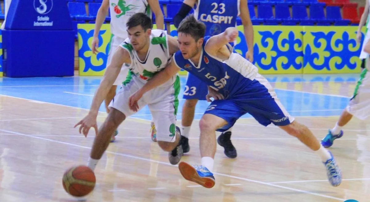 Азим Ягодкин (в синей форме) против игрока команды «Барсы Атырау»