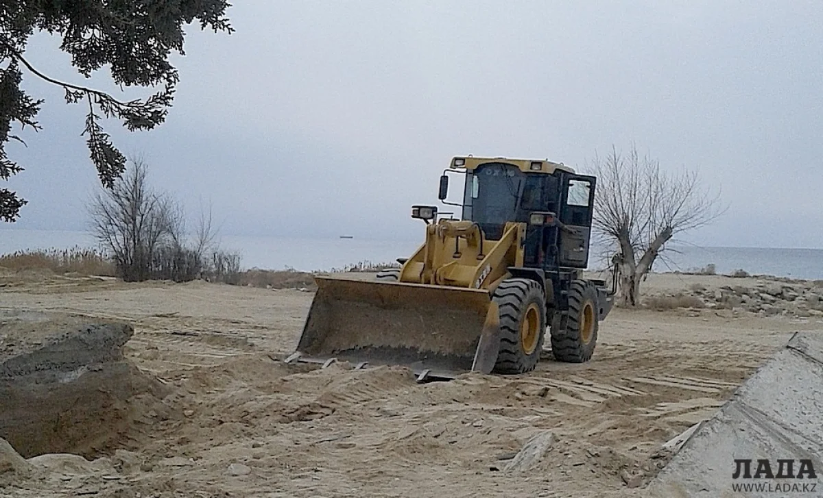 На набережной 14 микрорайона расчищают место под строительство парковки. Фото пользователя Lada.kz