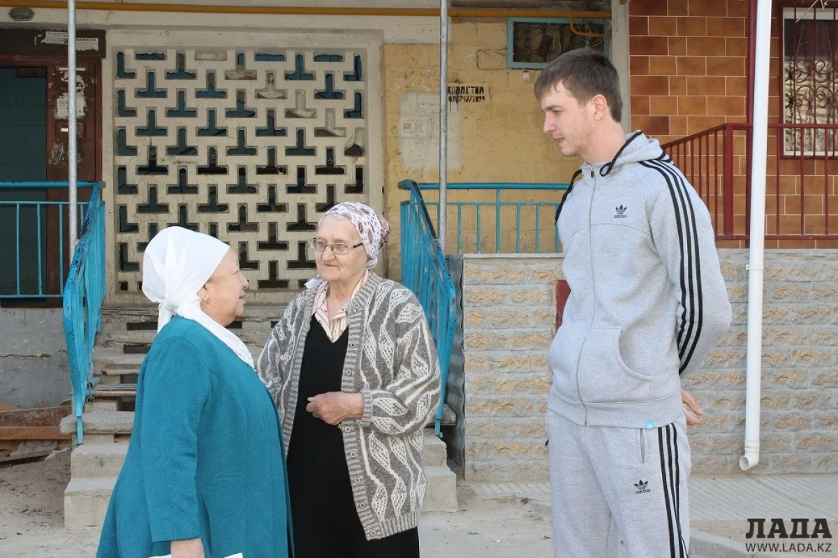 Жильцы 31 дома 6 района. Фото автора||news_pic_more|<!--TBegin--><a href="https://img.lada.kz/2015-04/1427886820_img_7243.jpg" onclick="return hs.expand(this)" ><img align="left" src="https://img.lada.kz/2015-04/thumbs/1427886820_img_7243.jpg" alt='В Актау участковый инспектор полиции спас пожилую женщину от гибели' title='В Актау участковый инспектор полиции спас пожилую женщину от гибели'  /></a><!--TEnd--><br /><!--TBegin--><a href="https://img.lada.kz/2015-04/1427886913_img_7271.jpg" onclick="return hs.expand(this)" ><img align="left" src="https://img.lada.kz/2015-04/thumbs/1427886913_img_7271.jpg" alt='В Актау участковый инспектор полиции спас пожилую женщину от гибели' title='В Актау участковый инспектор полиции спас пожилую женщину от гибели'  /></a><!--TEnd--><br /><!--TBegin--><a href="https://img.lada.kz/2015-04/1427886829_shokan-erekov-6-m.jpg" onclick="return hs.expand(this)" ><img align="left" src="https://img.lada.kz/2015-04/thumbs/1427886829_shokan-erekov-6-m.jpg" alt='В Актау участковый инспектор полиции спас пожилую женщину от гибели' title='В Актау участковый инспектор полиции спас пожилую женщину от гибели'  /></a><!--TEnd-->