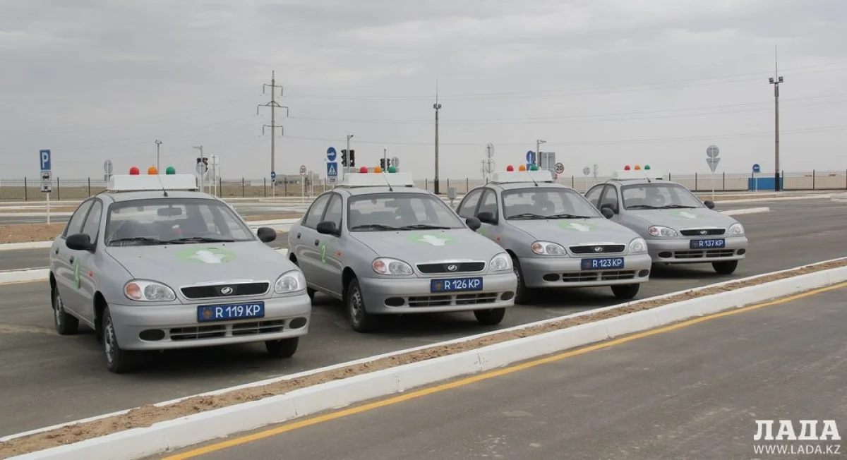 Учебные автомобили на полигоне. Фото из архива «Лады»