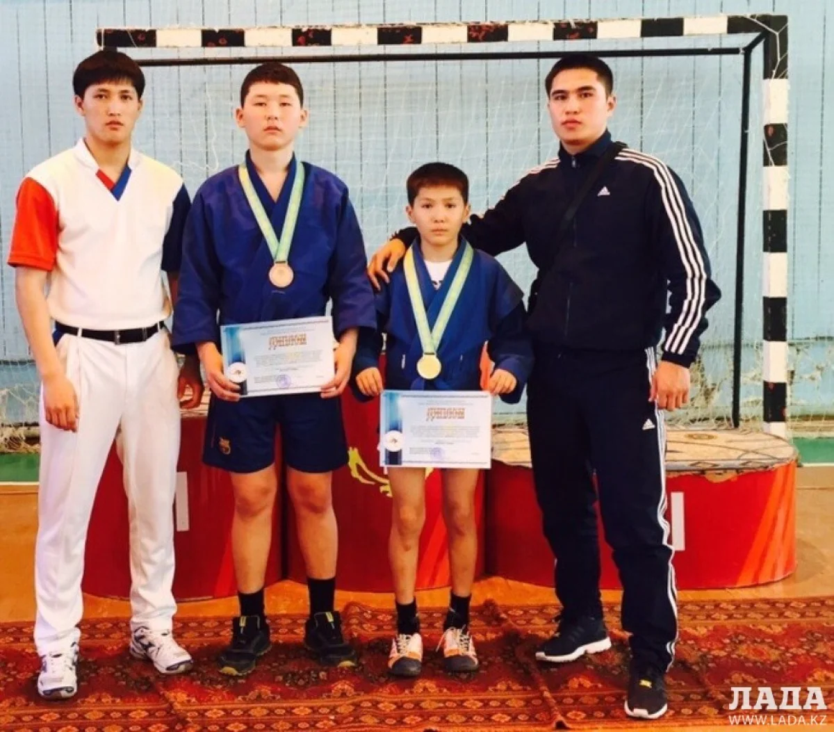 Медалисты со своим тренером. Фото предоставлено участниками соревнований||news_pic_more|<!--TBegin--><a href="https://img.lada.kz/2015-04/1427964056_02.jpg" onclick="return hs.expand(this)" ><img align="left" src="https://img.lada.kz/2015-04/thumbs/1427964056_02.jpg" alt='Актауские самбисты завоевали две медали на республиканском турнире в Уральске' title='Актауские самбисты завоевали две медали на республиканском турнире в Уральске'  /></a><!--TEnd-->