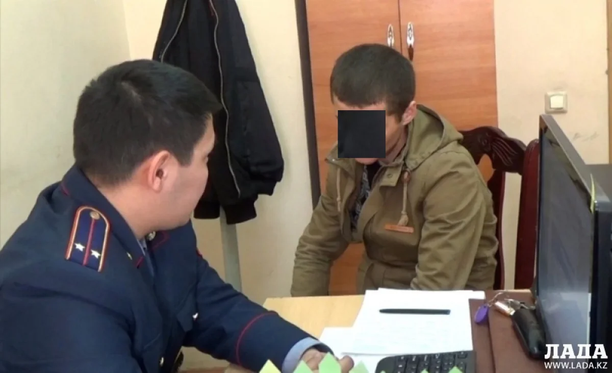 Задержанный дает показания следователю УВД Актау. Фото Азамата Сарсенбаева