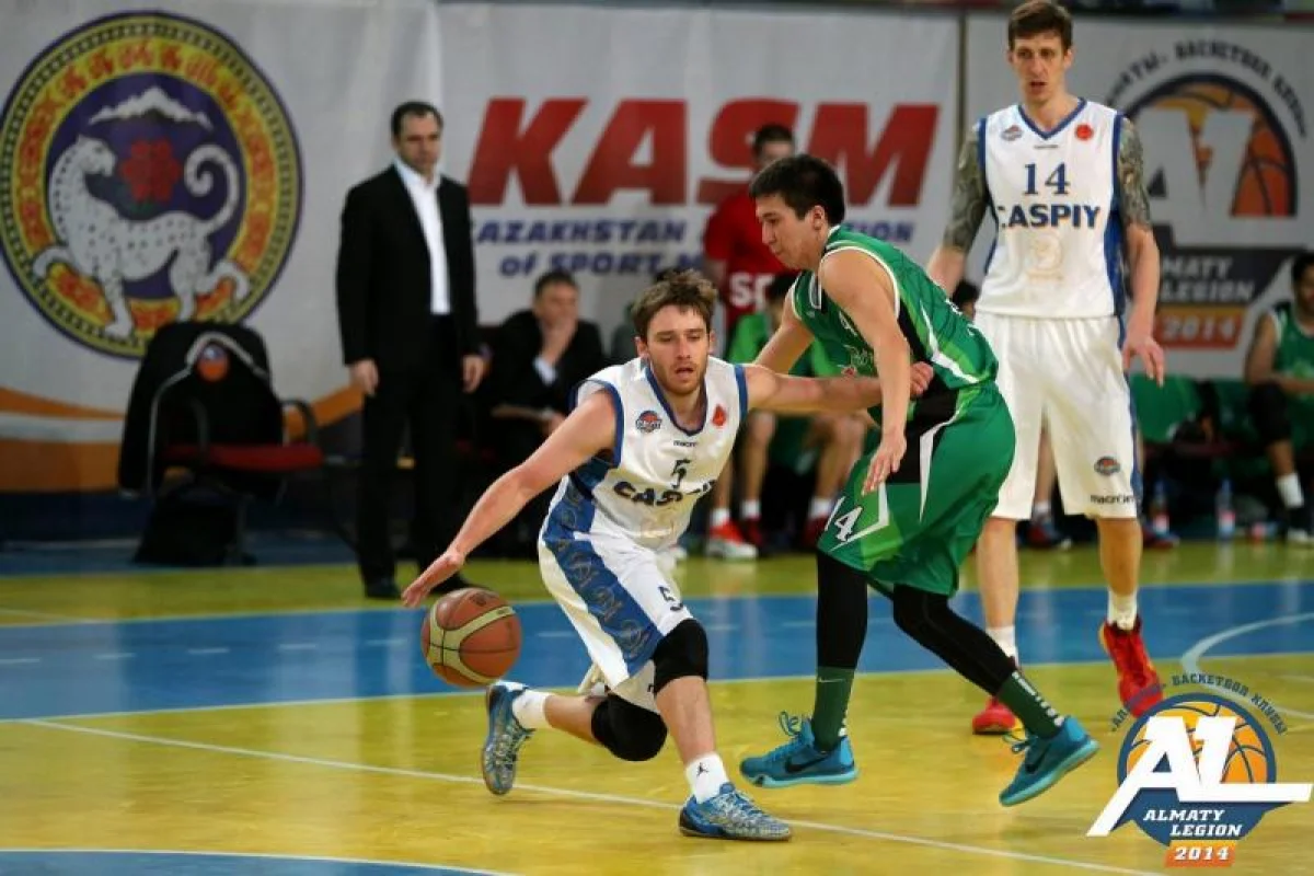 Капитан «Каспия» Азим Ягодкин в матче с «Барсами Атырау». Фото al-bclegion.kz