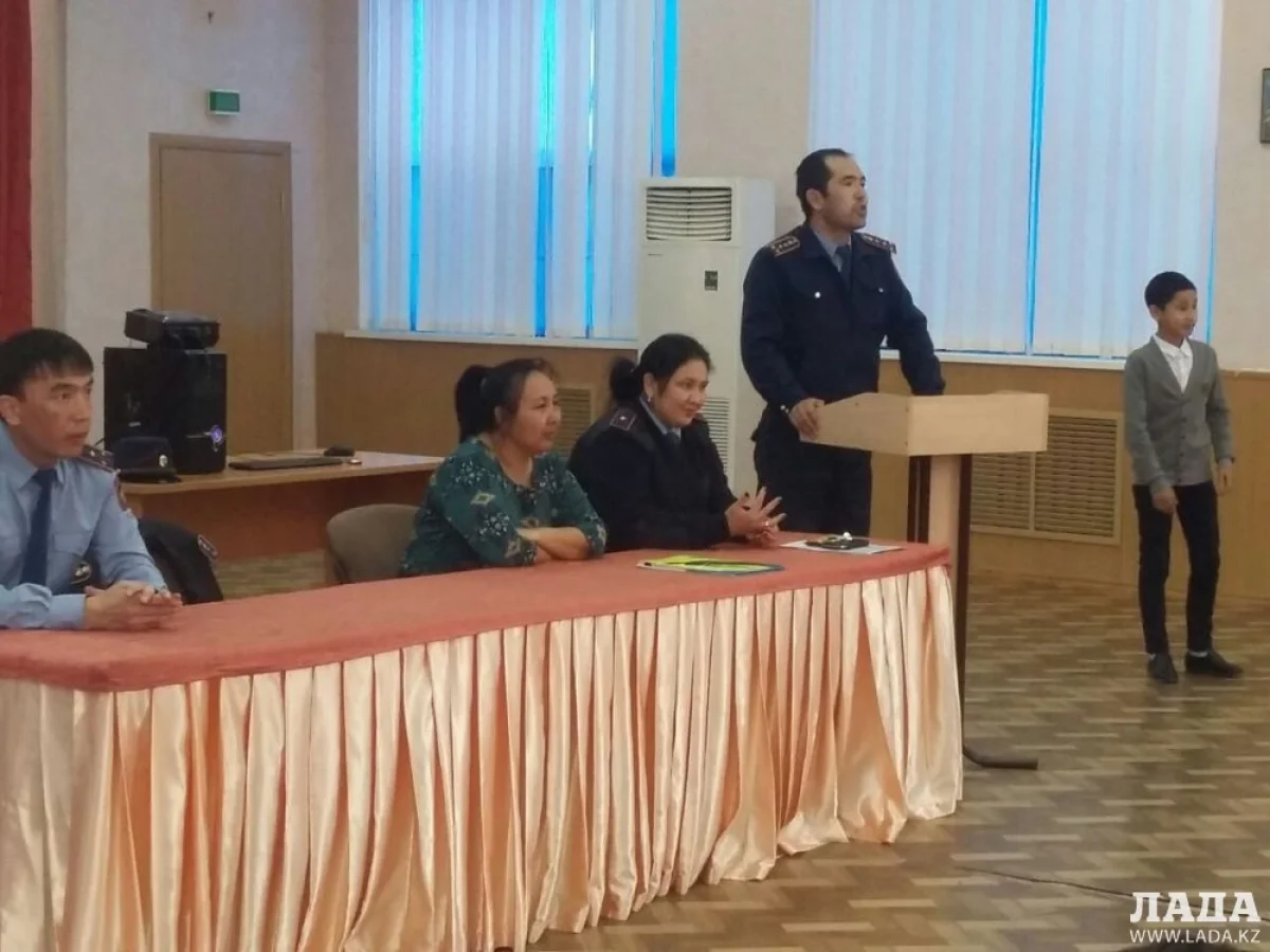 Во время лекции в школе. Фото УАП ДВД||news_pic_more|<!--TBegin--><a href="https://img.lada.kz/2015-04/1428130216_img-20150403-wa0003.jpg" onclick="return hs.expand(this)" ><img align="left" src="https://img.lada.kz/2015-04/thumbs/1428130216_img-20150403-wa0003.jpg" alt='В Мангистау за первые три дня операции «Подросток» выявлено свыше трехсот административных правонарушений' title='В Мангистау за первые три дня операции «Подросток» выявлено свыше трехсот административных правонарушений'  /></a><!--TEnd--><br /><!--TBegin--><a href="https://img.lada.kz/2015-04/1428130234_img-20150403-wa0011.jpg" onclick="return hs.expand(this)" ><img align="left" src="https://img.lada.kz/2015-04/thumbs/1428130234_img-20150403-wa0011.jpg" alt='В Мангистау за первые три дня операции «Подросток» выявлено свыше трехсот административных правонарушений' title='В Мангистау за первые три дня операции «Подросток» выявлено свыше трехсот административных правонарушений'  /></a><!--TEnd-->