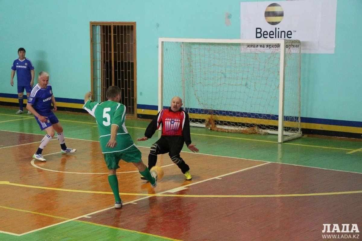 Поединок между командами «Шеллси» и «Вагончик». Фото Кадырбека Айдарулы||news_pic_more|<!--TBegin--><a href="https://img.lada.kz/2015-04/1428167348_1.jpg" onclick="return hs.expand(this)" ><img align="left" src="https://img.lada.kz/2015-04/thumbs/1428167348_1.jpg" alt='К финалу чемпионата Мангистауской области по футзалу среди ветеранов команда «Каражанбас» пришла с сотней забитых мячей' title='К финалу чемпионата Мангистауской области по футзалу среди ветеранов команда «Каражанбас» пришла с сотней забитых мячей'  /></a><!--TEnd--><br /><!--TBegin--><a href="https://img.lada.kz/2015-04/1428167291_img_7382.jpg" onclick="return hs.expand(this)" ><img align="left" src="https://img.lada.kz/2015-04/thumbs/1428167291_img_7382.jpg" alt='К финалу чемпионата Мангистауской области по футзалу среди ветеранов команда «Каражанбас» пришла с сотней забитых мячей' title='К финалу чемпионата Мангистауской области по футзалу среди ветеранов команда «Каражанбас» пришла с сотней забитых мячей'  /></a><!--TEnd--><br /><!--TBegin--><a href="https://img.lada.kz/2015-04/1428167336_img_7384.jpg" onclick="return hs.expand(this)" ><img align="left" src="https://img.lada.kz/2015-04/thumbs/1428167336_img_7384.jpg" alt='К финалу чемпионата Мангистауской области по футзалу среди ветеранов команда «Каражанбас» пришла с сотней забитых мячей' title='К финалу чемпионата Мангистауской области по футзалу среди ветеранов команда «Каражанбас» пришла с сотней забитых мячей'  /></a><!--TEnd--><br /><!--TBegin--><a href="https://img.lada.kz/2015-04/1428167368_img_7389.jpg" onclick="return hs.expand(this)" ><img align="left" src="https://img.lada.kz/2015-04/thumbs/1428167368_img_7389.jpg" alt='К финалу чемпионата Мангистауской области по футзалу среди ветеранов команда «Каражанбас» пришла с сотней забитых мячей' title='К финалу чемпионата Мангистауской области по футзалу среди ветеранов команда «Каражанбас» пришла с сотней забитых мячей'  /></a><!--TEnd--><br /><!--TBegin--><a href="https://img.lada.kz/2015-04/1428167326_img_7390.jpg" onclick="return hs.expand(this)" ><img align="left" src="https://img.lada.kz/2015-04/thumbs/1428167326_img_7390.jpg" alt='К финалу чемпионата Мангистауской области по футзалу среди ветеранов команда «Каражанбас» пришла с сотней забитых мячей' title='К финалу чемпионата Мангистауской области по футзалу среди ветеранов команда «Каражанбас» пришла с сотней забитых мячей'  /></a><!--TEnd--><br /><!--TBegin--><a href="https://img.lada.kz/2015-04/1428167336_img_7391.jpg" onclick="return hs.expand(this)" ><img align="left" src="https://img.lada.kz/2015-04/thumbs/1428167336_img_7391.jpg" alt='К финалу чемпионата Мангистауской области по футзалу среди ветеранов команда «Каражанбас» пришла с сотней забитых мячей' title='К финалу чемпионата Мангистауской области по футзалу среди ветеранов команда «Каражанбас» пришла с сотней забитых мячей'  /></a><!--TEnd--><br /><!--TBegin--><a href="https://img.lada.kz/2015-04/1428167334_img_7392.jpg" onclick="return hs.expand(this)" ><img align="left" src="https://img.lada.kz/2015-04/thumbs/1428167334_img_7392.jpg" alt='К финалу чемпионата Мангистауской области по футзалу среди ветеранов команда «Каражанбас» пришла с сотней забитых мячей' title='К финалу чемпионата Мангистауской области по футзалу среди ветеранов команда «Каражанбас» пришла с сотней забитых мячей'  /></a><!--TEnd--><br /><!--TBegin--><a href="https://img.lada.kz/2015-04/1428167349_img_7394.jpg" onclick="return hs.expand(this)" ><img align="left" src="https://img.lada.kz/2015-04/thumbs/1428167349_img_7394.jpg" alt='К финалу чемпионата Мангистауской области по футзалу среди ветеранов команда «Каражанбас» пришла с сотней забитых мячей' title='К финалу чемпионата Мангистауской области по футзалу среди ветеранов команда «Каражанбас» пришла с сотней забитых мячей'  /></a><!--TEnd--><br /><!--TBegin--><a href="https://img.lada.kz/2015-04/1428167392_img_7399.jpg" onclick="return hs.expand(this)" ><img align="left" src="https://img.lada.kz/2015-04/thumbs/1428167392_img_7399.jpg" alt='К финалу чемпионата Мангистауской области по футзалу среди ветеранов команда «Каражанбас» пришла с сотней забитых мячей' title='К финалу чемпионата Мангистауской области по футзалу среди ветеранов команда «Каражанбас» пришла с сотней забитых мячей'  /></a><!--TEnd--><br /><!--TBegin--><a href="https://img.lada.kz/2015-04/1428167422_img_7400.jpg" onclick="return hs.expand(this)" ><img align="left" src="https://img.lada.kz/2015-04/thumbs/1428167422_img_7400.jpg" alt='К финалу чемпионата Мангистауской области по футзалу среди ветеранов команда «Каражанбас» пришла с сотней забитых мячей' title='К финалу чемпионата Мангистауской области по футзалу среди ветеранов команда «Каражанбас» пришла с сотней забитых мячей'  /></a><!--TEnd--><br /><!--TBegin--><a href="https://img.lada.kz/2015-04/1428167398_img_7401.jpg" onclick="return hs.expand(this)" ><img align="left" src="https://img.lada.kz/2015-04/thumbs/1428167398_img_7401.jpg" alt='К финалу чемпионата Мангистауской области по футзалу среди ветеранов команда «Каражанбас» пришла с сотней забитых мячей' title='К финалу чемпионата Мангистауской области по футзалу среди ветеранов команда «Каражанбас» пришла с сотней забитых мячей'  /></a><!--TEnd--><br /><!--TBegin--><a href="https://img.lada.kz/2015-04/1428167365_img_7403.jpg" onclick="return hs.expand(this)" ><img align="left" src="https://img.lada.kz/2015-04/thumbs/1428167365_img_7403.jpg" alt='К финалу чемпионата Мангистауской области по футзалу среди ветеранов команда «Каражанбас» пришла с сотней забитых мячей' title='К финалу чемпионата Мангистауской области по футзалу среди ветеранов команда «Каражанбас» пришла с сотней забитых мячей'  /></a><!--TEnd--><br /><!--TBegin--><a href="https://img.lada.kz/2015-04/1428167390_img_7404.jpg" onclick="return hs.expand(this)" ><img align="left" src="https://img.lada.kz/2015-04/thumbs/1428167390_img_7404.jpg" alt='К финалу чемпионата Мангистауской области по футзалу среди ветеранов команда «Каражанбас» пришла с сотней забитых мячей' title='К финалу чемпионата Мангистауской области по футзалу среди ветеранов команда «Каражанбас» пришла с сотней забитых мячей'  /></a><!--TEnd--><br /><!--TBegin--><a href="https://img.lada.kz/2015-04/1428167397_img_7405.jpg" onclick="return hs.expand(this)" ><img align="left" src="https://img.lada.kz/2015-04/thumbs/1428167397_img_7405.jpg" alt='К финалу чемпионата Мангистауской области по футзалу среди ветеранов команда «Каражанбас» пришла с сотней забитых мячей' title='К финалу чемпионата Мангистауской области по футзалу среди ветеранов команда «Каражанбас» пришла с сотней забитых мячей'  /></a><!--TEnd--><br /><!--TBegin--><a href="https://img.lada.kz/2015-04/1428167396_img_7410.jpg" onclick="return hs.expand(this)" ><img align="left" src="https://img.lada.kz/2015-04/thumbs/1428167396_img_7410.jpg" alt='К финалу чемпионата Мангистауской области по футзалу среди ветеранов команда «Каражанбас» пришла с сотней забитых мячей' title='К финалу чемпионата Мангистауской области по футзалу среди ветеранов команда «Каражанбас» пришла с сотней забитых мячей'  /></a><!--TEnd--><br /><!--TBegin--><a href="https://img.lada.kz/2015-04/1428167370_img_7412.jpg" onclick="return hs.expand(this)" ><img align="left" src="https://img.lada.kz/2015-04/thumbs/1428167370_img_7412.jpg" alt='К финалу чемпионата Мангистауской области по футзалу среди ветеранов команда «Каражанбас» пришла с сотней забитых мячей' title='К финалу чемпионата Мангистауской области по футзалу среди ветеранов команда «Каражанбас» пришла с сотней забитых мячей'  /></a><!--TEnd--><br /><!--TBegin--><a href="https://img.lada.kz/2015-04/1428167426_img_7427.jpg" onclick="return hs.expand(this)" ><img align="left" src="https://img.lada.kz/2015-04/thumbs/1428167426_img_7427.jpg" alt='К финалу чемпионата Мангистауской области по футзалу среди ветеранов команда «Каражанбас» пришла с сотней забитых мячей' title='К финалу чемпионата Мангистауской области по футзалу среди ветеранов команда «Каражанбас» пришла с сотней забитых мячей'  /></a><!--TEnd--><br /><!--TBegin--><a href="https://img.lada.kz/2015-04/1428167393_img_7429.jpg" onclick="return hs.expand(this)" ><img align="left" src="https://img.lada.kz/2015-04/thumbs/1428167393_img_7429.jpg" alt='К финалу чемпионата Мангистауской области по футзалу среди ветеранов команда «Каражанбас» пришла с сотней забитых мячей' title='К финалу чемпионата Мангистауской области по футзалу среди ветеранов команда «Каражанбас» пришла с сотней забитых мячей'  /></a><!--TEnd--><br /><!--TBegin--><a href="https://img.lada.kz/2015-04/1428167437_img_7430.jpg" onclick="return hs.expand(this)" ><img align="left" src="https://img.lada.kz/2015-04/thumbs/1428167437_img_7430.jpg" alt='К финалу чемпионата Мангистауской области по футзалу среди ветеранов команда «Каражанбас» пришла с сотней забитых мячей' title='К финалу чемпионата Мангистауской области по футзалу среди ветеранов команда «Каражанбас» пришла с сотней забитых мячей'  /></a><!--TEnd--><br /><!--TBegin--><a href="https://img.lada.kz/2015-04/1428167411_img_7431.jpg" onclick="return hs.expand(this)" ><img align="left" src="https://img.lada.kz/2015-04/thumbs/1428167411_img_7431.jpg" alt='К финалу чемпионата Мангистауской области по футзалу среди ветеранов команда «Каражанбас» пришла с сотней забитых мячей' title='К финалу чемпионата Мангистауской области по футзалу среди ветеранов команда «Каражанбас» пришла с сотней забитых мячей'  /></a><!--TEnd--><br /><!--TBegin--><a href="https://img.lada.kz/2015-04/1428167475_img_7434.jpg" onclick="return hs.expand(this)" ><img align="left" src="https://img.lada.kz/2015-04/thumbs/1428167475_img_7434.jpg" alt='К финалу чемпионата Мангистауской области по футзалу среди ветеранов команда «Каражанбас» пришла с сотней забитых мячей' title='К финалу чемпионата Мангистауской области по футзалу среди ветеранов команда «Каражанбас» пришла с сотней забитых мячей'  /></a><!--TEnd--><br /><!--TBegin--><a href="https://img.lada.kz/2015-04/1428167485_img_7450.jpg" onclick="return hs.expand(this)" ><img align="left" src="https://img.lada.kz/2015-04/thumbs/1428167485_img_7450.jpg" alt='К финалу чемпионата Мангистауской области по футзалу среди ветеранов команда «Каражанбас» пришла с сотней забитых мячей' title='К финалу чемпионата Мангистауской области по футзалу среди ветеранов команда «Каражанбас» пришла с сотней забитых мячей'  /></a><!--TEnd--><br /><!--TBegin--><a href="https://img.lada.kz/2015-04/1428167464_img_7453.jpg" onclick="return hs.expand(this)" ><img align="left" src="https://img.lada.kz/2015-04/thumbs/1428167464_img_7453.jpg" alt='К финалу чемпионата Мангистауской области по футзалу среди ветеранов команда «Каражанбас» пришла с сотней забитых мячей' title='К финалу чемпионата Мангистауской области по футзалу среди ветеранов команда «Каражанбас» пришла с сотней забитых мячей'  /></a><!--TEnd--><br /><!--TBegin--><a href="https://img.lada.kz/2015-04/1428167496_img_7454.jpg" onclick="return hs.expand(this)" ><img align="left" src="https://img.lada.kz/2015-04/thumbs/1428167496_img_7454.jpg" alt='К финалу чемпионата Мангистауской области по футзалу среди ветеранов команда «Каражанбас» пришла с сотней забитых мячей' title='К финалу чемпионата Мангистауской области по футзалу среди ветеранов команда «Каражанбас» пришла с сотней забитых мячей'  /></a><!--TEnd--><br /><!--TBegin--><a href="https://img.lada.kz/2015-04/1428167497_img_7457.jpg" onclick="return hs.expand(this)" ><img align="left" src="https://img.lada.kz/2015-04/thumbs/1428167497_img_7457.jpg" alt='К финалу чемпионата Мангистауской области по футзалу среди ветеранов команда «Каражанбас» пришла с сотней забитых мячей' title='К финалу чемпионата Мангистауской области по футзалу среди ветеранов команда «Каражанбас» пришла с сотней забитых мячей'  /></a><!--TEnd--><br /><!--TBegin--><a href="https://img.lada.kz/2015-04/1428167461_img_7465.jpg" onclick="return hs.expand(this)" ><img align="left" src="https://img.lada.kz/2015-04/thumbs/1428167461_img_7465.jpg" alt='К финалу чемпионата Мангистауской области по футзалу среди ветеранов команда «Каражанбас» пришла с сотней забитых мячей' title='К финалу чемпионата Мангистауской области по футзалу среди ветеранов команда «Каражанбас» пришла с сотней забитых мячей'  /></a><!--TEnd--><br /><!--TBegin--><a href="https://img.lada.kz/2015-04/1428167518_img_7468.jpg" onclick="return hs.expand(this)" ><img align="left" src="https://img.lada.kz/2015-04/thumbs/1428167518_img_7468.jpg" alt='К финалу чемпионата Мангистауской области по футзалу среди ветеранов команда «Каражанбас» пришла с сотней забитых мячей' title='К финалу чемпионата Мангистауской области по футзалу среди ветеранов команда «Каражанбас» пришла с сотней забитых мячей'  /></a><!--TEnd--><br /><!--TBegin--><a href="https://img.lada.kz/2015-04/1428167481_img_7473.jpg" onclick="return hs.expand(this)" ><img align="left" src="https://img.lada.kz/2015-04/thumbs/1428167481_img_7473.jpg" alt='К финалу чемпионата Мангистауской области по футзалу среди ветеранов команда «Каражанбас» пришла с сотней забитых мячей' title='К финалу чемпионата Мангистауской области по футзалу среди ветеранов команда «Каражанбас» пришла с сотней забитых мячей'  /></a><!--TEnd--><br /><!--TBegin--><a href="https://img.lada.kz/2015-04/1428167529_img_7475.jpg" onclick="return hs.expand(this)" ><img align="left" src="https://img.lada.kz/2015-04/thumbs/1428167529_img_7475.jpg" alt='К финалу чемпионата Мангистауской области по футзалу среди ветеранов команда «Каражанбас» пришла с сотней забитых мячей' title='К финалу чемпионата Мангистауской области по футзалу среди ветеранов команда «Каражанбас» пришла с сотней забитых мячей'  /></a><!--TEnd--><br /><!--TBegin--><a href="https://img.lada.kz/2015-04/1428167488_img_7477.jpg" onclick="return hs.expand(this)" ><img align="left" src="https://img.lada.kz/2015-04/thumbs/1428167488_img_7477.jpg" alt='К финалу чемпионата Мангистауской области по футзалу среди ветеранов команда «Каражанбас» пришла с сотней забитых мячей' title='К финалу чемпионата Мангистауской области по футзалу среди ветеранов команда «Каражанбас» пришла с сотней забитых мячей'  /></a><!--TEnd--><br /><!--TBegin--><a href="https://img.lada.kz/2015-04/1428167570_img_7493.jpg" onclick="return hs.expand(this)" ><img align="left" src="https://img.lada.kz/2015-04/thumbs/1428167570_img_7493.jpg" alt='К финалу чемпионата Мангистауской области по футзалу среди ветеранов команда «Каражанбас» пришла с сотней забитых мячей' title='К финалу чемпионата Мангистауской области по футзалу среди ветеранов команда «Каражанбас» пришла с сотней забитых мячей'  /></a><!--TEnd--><br /><!--TBegin--><a href="https://img.lada.kz/2015-04/1428167555_img_7494.jpg" onclick="return hs.expand(this)" ><img align="left" src="https://img.lada.kz/2015-04/thumbs/1428167555_img_7494.jpg" alt='К финалу чемпионата Мангистауской области по футзалу среди ветеранов команда «Каражанбас» пришла с сотней забитых мячей' title='К финалу чемпионата Мангистауской области по футзалу среди ветеранов команда «Каражанбас» пришла с сотней забитых мячей'  /></a><!--TEnd--><br /><!--TBegin--><a href="https://img.lada.kz/2015-04/1428167513_img_7496.jpg" onclick="return hs.expand(this)" ><img align="left" src="https://img.lada.kz/2015-04/thumbs/1428167513_img_7496.jpg" alt='К финалу чемпионата Мангистауской области по футзалу среди ветеранов команда «Каражанбас» пришла с сотней забитых мячей' title='К финалу чемпионата Мангистауской области по футзалу среди ветеранов команда «Каражанбас» пришла с сотней забитых мячей'  /></a><!--TEnd--><br /><!--TBegin--><a href="https://img.lada.kz/2015-04/1428167581_img_7498.jpg" onclick="return hs.expand(this)" ><img align="left" src="https://img.lada.kz/2015-04/thumbs/1428167581_img_7498.jpg" alt='К финалу чемпионата Мангистауской области по футзалу среди ветеранов команда «Каражанбас» пришла с сотней забитых мячей' title='К финалу чемпионата Мангистауской области по футзалу среди ветеранов команда «Каражанбас» пришла с сотней забитых мячей'  /></a><!--TEnd--><br /><!--TBegin--><a href="https://img.lada.kz/2015-04/1428167600_img_7501.jpg" onclick="return hs.expand(this)" ><img align="left" src="https://img.lada.kz/2015-04/thumbs/1428167600_img_7501.jpg" alt='К финалу чемпионата Мангистауской области по футзалу среди ветеранов команда «Каражанбас» пришла с сотней забитых мячей' title='К финалу чемпионата Мангистауской области по футзалу среди ветеранов команда «Каражанбас» пришла с сотней забитых мячей'  /></a><!--TEnd--><br /><!--TBegin--><a href="https://img.lada.kz/2015-04/1428167515_img_7505.jpg" onclick="return hs.expand(this)" ><img align="left" src="https://img.lada.kz/2015-04/thumbs/1428167515_img_7505.jpg" alt='К финалу чемпионата Мангистауской области по футзалу среди ветеранов команда «Каражанбас» пришла с сотней забитых мячей' title='К финалу чемпионата Мангистауской области по футзалу среди ветеранов команда «Каражанбас» пришла с сотней забитых мячей'  /></a><!--TEnd--><br /><!--TBegin--><a href="https://img.lada.kz/2015-04/1428167595_img_7507.jpg" onclick="return hs.expand(this)" ><img align="left" src="https://img.lada.kz/2015-04/thumbs/1428167595_img_7507.jpg" alt='К финалу чемпионата Мангистауской области по футзалу среди ветеранов команда «Каражанбас» пришла с сотней забитых мячей' title='К финалу чемпионата Мангистауской области по футзалу среди ветеранов команда «Каражанбас» пришла с сотней забитых мячей'  /></a><!--TEnd--><br /><!--TBegin--><a href="https://img.lada.kz/2015-04/1428167545_img_7509.jpg" onclick="return hs.expand(this)" ><img align="left" src="https://img.lada.kz/2015-04/thumbs/1428167545_img_7509.jpg" alt='К финалу чемпионата Мангистауской области по футзалу среди ветеранов команда «Каражанбас» пришла с сотней забитых мячей' title='К финалу чемпионата Мангистауской области по футзалу среди ветеранов команда «Каражанбас» пришла с сотней забитых мячей'  /></a><!--TEnd--><br /><!--TBegin--><a href="https://img.lada.kz/2015-04/1428167617_img_7511.jpg" onclick="return hs.expand(this)" ><img align="left" src="https://img.lada.kz/2015-04/thumbs/1428167617_img_7511.jpg" alt='К финалу чемпионата Мангистауской области по футзалу среди ветеранов команда «Каражанбас» пришла с сотней забитых мячей' title='К финалу чемпионата Мангистауской области по футзалу среди ветеранов команда «Каражанбас» пришла с сотней забитых мячей'  /></a><!--TEnd--><br /><!--TBegin--><a href="https://img.lada.kz/2015-04/1428167595_img_7513.jpg" onclick="return hs.expand(this)" ><img align="left" src="https://img.lada.kz/2015-04/thumbs/1428167595_img_7513.jpg" alt='К финалу чемпионата Мангистауской области по футзалу среди ветеранов команда «Каражанбас» пришла с сотней забитых мячей' title='К финалу чемпионата Мангистауской области по футзалу среди ветеранов команда «Каражанбас» пришла с сотней забитых мячей'  /></a><!--TEnd--><br /><!--TBegin--><a href="https://img.lada.kz/2015-04/1428167690_img_7515.jpg" onclick="return hs.expand(this)" ><img align="left" src="https://img.lada.kz/2015-04/thumbs/1428167690_img_7515.jpg" alt='К финалу чемпионата Мангистауской области по футзалу среди ветеранов команда «Каражанбас» пришла с сотней забитых мячей' title='К финалу чемпионата Мангистауской области по футзалу среди ветеранов команда «Каражанбас» пришла с сотней забитых мячей'  /></a><!--TEnd--><br /><!--TBegin--><a href="https://img.lada.kz/2015-04/1428167670_img_7517.jpg" onclick="return hs.expand(this)" ><img align="left" src="https://img.lada.kz/2015-04/thumbs/1428167670_img_7517.jpg" alt='К финалу чемпионата Мангистауской области по футзалу среди ветеранов команда «Каражанбас» пришла с сотней забитых мячей' title='К финалу чемпионата Мангистауской области по футзалу среди ветеранов команда «Каражанбас» пришла с сотней забитых мячей'  /></a><!--TEnd--><br /><!--TBegin--><a href="https://img.lada.kz/2015-04/1428167650_img_7518.jpg" onclick="return hs.expand(this)" ><img align="left" src="https://img.lada.kz/2015-04/thumbs/1428167650_img_7518.jpg" alt='К финалу чемпионата Мангистауской области по футзалу среди ветеранов команда «Каражанбас» пришла с сотней забитых мячей' title='К финалу чемпионата Мангистауской области по футзалу среди ветеранов команда «Каражанбас» пришла с сотней забитых мячей'  /></a><!--TEnd--><br /><!--TBegin--><a href="https://img.lada.kz/2015-04/1428167695_img_7520.jpg" onclick="return hs.expand(this)" ><img align="left" src="https://img.lada.kz/2015-04/thumbs/1428167695_img_7520.jpg" alt='К финалу чемпионата Мангистауской области по футзалу среди ветеранов команда «Каражанбас» пришла с сотней забитых мячей' title='К финалу чемпионата Мангистауской области по футзалу среди ветеранов команда «Каражанбас» пришла с сотней забитых мячей'  /></a><!--TEnd--><br /><!--TBegin--><a href="https://img.lada.kz/2015-04/1428167712_img_7524.jpg" onclick="return hs.expand(this)" ><img align="left" src="https://img.lada.kz/2015-04/thumbs/1428167712_img_7524.jpg" alt='К финалу чемпионата Мангистауской области по футзалу среди ветеранов команда «Каражанбас» пришла с сотней забитых мячей' title='К финалу чемпионата Мангистауской области по футзалу среди ветеранов команда «Каражанбас» пришла с сотней забитых мячей'  /></a><!--TEnd--><br /><!--TBegin--><a href="https://img.lada.kz/2015-04/1428167669_img_7525.jpg" onclick="return hs.expand(this)" ><img align="left" src="https://img.lada.kz/2015-04/thumbs/1428167669_img_7525.jpg" alt='К финалу чемпионата Мангистауской области по футзалу среди ветеранов команда «Каражанбас» пришла с сотней забитых мячей' title='К финалу чемпионата Мангистауской области по футзалу среди ветеранов команда «Каражанбас» пришла с сотней забитых мячей'  /></a><!--TEnd--><br /><!--TBegin--><a href="https://img.lada.kz/2015-04/1428167727_img_7527.jpg" onclick="return hs.expand(this)" ><img align="left" src="https://img.lada.kz/2015-04/thumbs/1428167727_img_7527.jpg" alt='К финалу чемпионата Мангистауской области по футзалу среди ветеранов команда «Каражанбас» пришла с сотней забитых мячей' title='К финалу чемпионата Мангистауской области по футзалу среди ветеранов команда «Каражанбас» пришла с сотней забитых мячей'  /></a><!--TEnd--><br /><!--TBegin--><a href="https://img.lada.kz/2015-04/1428167671_img_7532.jpg" onclick="return hs.expand(this)" ><img align="left" src="https://img.lada.kz/2015-04/thumbs/1428167671_img_7532.jpg" alt='К финалу чемпионата Мангистауской области по футзалу среди ветеранов команда «Каражанбас» пришла с сотней забитых мячей' title='К финалу чемпионата Мангистауской области по футзалу среди ветеранов команда «Каражанбас» пришла с сотней забитых мячей'  /></a><!--TEnd--><br /><!--TBegin--><a href="https://img.lada.kz/2015-04/1428167679_img_7533.jpg" onclick="return hs.expand(this)" ><img align="left" src="https://img.lada.kz/2015-04/thumbs/1428167679_img_7533.jpg" alt='К финалу чемпионата Мангистауской области по футзалу среди ветеранов команда «Каражанбас» пришла с сотней забитых мячей' title='К финалу чемпионата Мангистауской области по футзалу среди ветеранов команда «Каражанбас» пришла с сотней забитых мячей'  /></a><!--TEnd--><br /><!--TBegin--><a href="https://img.lada.kz/2015-04/1428167757_img_7540.jpg" onclick="return hs.expand(this)" ><img align="left" src="https://img.lada.kz/2015-04/thumbs/1428167757_img_7540.jpg" alt='К финалу чемпионата Мангистауской области по футзалу среди ветеранов команда «Каражанбас» пришла с сотней забитых мячей' title='К финалу чемпионата Мангистауской области по футзалу среди ветеранов команда «Каражанбас» пришла с сотней забитых мячей'  /></a><!--TEnd--><br /><!--TBegin--><a href="https://img.lada.kz/2015-04/1428167699_img_7543.jpg" onclick="return hs.expand(this)" ><img align="left" src="https://img.lada.kz/2015-04/thumbs/1428167699_img_7543.jpg" alt='К финалу чемпионата Мангистауской области по футзалу среди ветеранов команда «Каражанбас» пришла с сотней забитых мячей' title='К финалу чемпионата Мангистауской области по футзалу среди ветеранов команда «Каражанбас» пришла с сотней забитых мячей'  /></a><!--TEnd--><br /><!--TBegin--><a href="https://img.lada.kz/2015-04/1428167786_img_7545.jpg" onclick="return hs.expand(this)" ><img align="left" src="https://img.lada.kz/2015-04/thumbs/1428167786_img_7545.jpg" alt='К финалу чемпионата Мангистауской области по футзалу среди ветеранов команда «Каражанбас» пришла с сотней забитых мячей' title='К финалу чемпионата Мангистауской области по футзалу среди ветеранов команда «Каражанбас» пришла с сотней забитых мячей'  /></a><!--TEnd--><br /><!--TBegin--><a href="https://img.lada.kz/2015-04/1428167729_img_7555.jpg" onclick="return hs.expand(this)" ><img align="left" src="https://img.lada.kz/2015-04/thumbs/1428167729_img_7555.jpg" alt='К финалу чемпионата Мангистауской области по футзалу среди ветеранов команда «Каражанбас» пришла с сотней забитых мячей' title='К финалу чемпионата Мангистауской области по футзалу среди ветеранов команда «Каражанбас» пришла с сотней забитых мячей'  /></a><!--TEnd--><br /><!--TBegin--><a href="https://img.lada.kz/2015-04/1428167733_img_7556.jpg" onclick="return hs.expand(this)" ><img align="left" src="https://img.lada.kz/2015-04/thumbs/1428167733_img_7556.jpg" alt='К финалу чемпионата Мангистауской области по футзалу среди ветеранов команда «Каражанбас» пришла с сотней забитых мячей' title='К финалу чемпионата Мангистауской области по футзалу среди ветеранов команда «Каражанбас» пришла с сотней забитых мячей'  /></a><!--TEnd--><br /><!--TBegin--><a href="https://img.lada.kz/2015-04/1428167784_img_7557.jpg" onclick="return hs.expand(this)" ><img align="left" src="https://img.lada.kz/2015-04/thumbs/1428167784_img_7557.jpg" alt='К финалу чемпионата Мангистауской области по футзалу среди ветеранов команда «Каражанбас» пришла с сотней забитых мячей' title='К финалу чемпионата Мангистауской области по футзалу среди ветеранов команда «Каражанбас» пришла с сотней забитых мячей'  /></a><!--TEnd--><br /><!--TBegin--><a href="https://img.lada.kz/2015-04/1428167757_img_7558.jpg" onclick="return hs.expand(this)" ><img align="left" src="https://img.lada.kz/2015-04/thumbs/1428167757_img_7558.jpg" alt='К финалу чемпионата Мангистауской области по футзалу среди ветеранов команда «Каражанбас» пришла с сотней забитых мячей' title='К финалу чемпионата Мангистауской области по футзалу среди ветеранов команда «Каражанбас» пришла с сотней забитых мячей'  /></a><!--TEnd--><br /><!--TBegin--><a href="https://img.lada.kz/2015-04/1428167734_img_7559.jpg" onclick="return hs.expand(this)" ><img align="left" src="https://img.lada.kz/2015-04/thumbs/1428167734_img_7559.jpg" alt='К финалу чемпионата Мангистауской области по футзалу среди ветеранов команда «Каражанбас» пришла с сотней забитых мячей' title='К финалу чемпионата Мангистауской области по футзалу среди ветеранов команда «Каражанбас» пришла с сотней забитых мячей'  /></a><!--TEnd--><br /><!--TBegin--><a href="https://img.lada.kz/2015-04/1428167789_img_7560.jpg" onclick="return hs.expand(this)" ><img align="left" src="https://img.lada.kz/2015-04/thumbs/1428167789_img_7560.jpg" alt='К финалу чемпионата Мангистауской области по футзалу среди ветеранов команда «Каражанбас» пришла с сотней забитых мячей' title='К финалу чемпионата Мангистауской области по футзалу среди ветеранов команда «Каражанбас» пришла с сотней забитых мячей'  /></a><!--TEnd-->