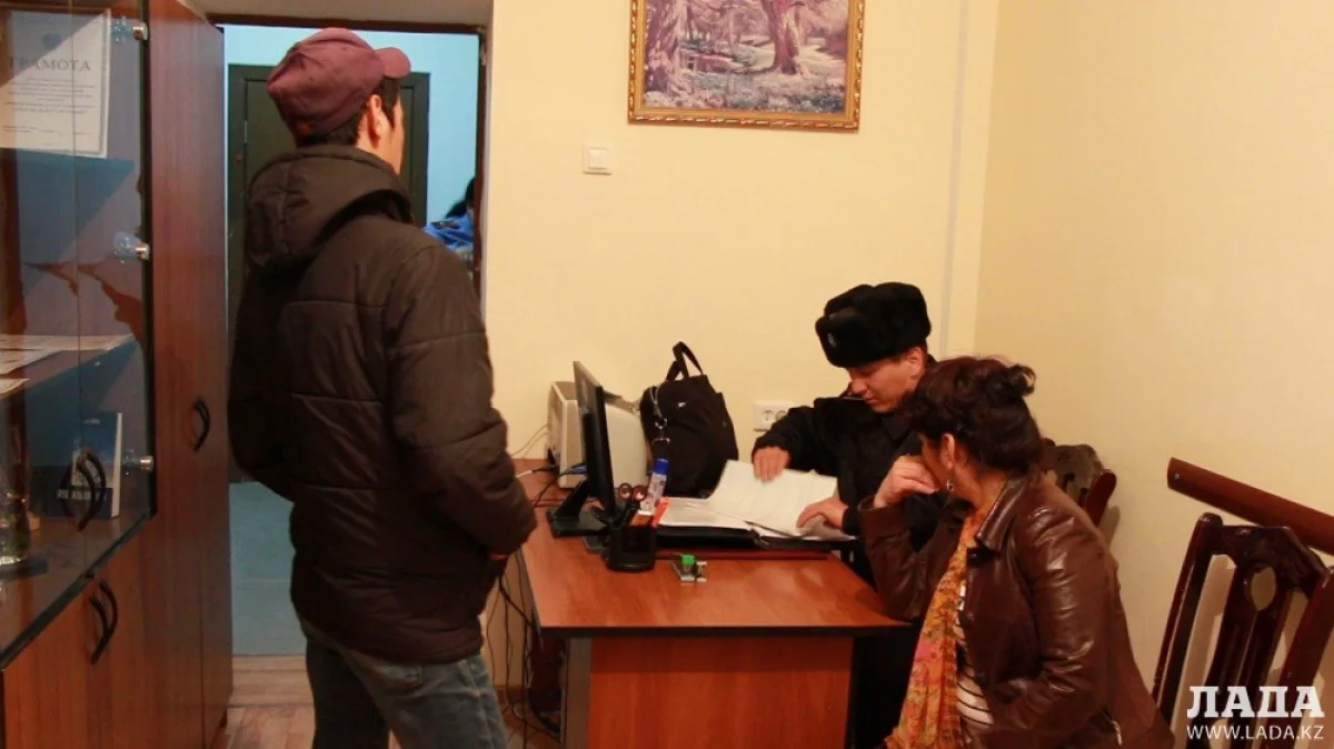 Составление очередного материала на нарушителей комендантского часа. Фото Кадырбека Айдарулы||news_pic_more|<!--TBegin--><a href="https://img.lada.kz/2015-04/1428309289_narezka.still005.jpg" onclick="return hs.expand(this)" ><img align="left" src="https://img.lada.kz/2015-04/thumbs/1428309289_narezka.still005.jpg" alt='В Мунайлинском районе за пять дней операции «Подросток» выявлено свыше 85 административных правонарушений' title='В Мунайлинском районе за пять дней операции «Подросток» выявлено свыше 85 административных правонарушений'  /></a><!--TEnd--><br /><!--TBegin--><a href="https://img.lada.kz/2015-04/1428309331_narezka.still006.jpg" onclick="return hs.expand(this)" ><img align="left" src="https://img.lada.kz/2015-04/thumbs/1428309331_narezka.still006.jpg" alt='В Мунайлинском районе за пять дней операции «Подросток» выявлено свыше 85 административных правонарушений' title='В Мунайлинском районе за пять дней операции «Подросток» выявлено свыше 85 административных правонарушений'  /></a><!--TEnd--><br /><!--TBegin--><a href="https://img.lada.kz/2015-04/1428309275_narezka.still007.jpg" onclick="return hs.expand(this)" ><img align="left" src="https://img.lada.kz/2015-04/thumbs/1428309275_narezka.still007.jpg" alt='В Мунайлинском районе за пять дней операции «Подросток» выявлено свыше 85 административных правонарушений' title='В Мунайлинском районе за пять дней операции «Подросток» выявлено свыше 85 административных правонарушений'  /></a><!--TEnd--><br /><!--TBegin--><a href="https://img.lada.kz/2015-04/1428309276_narezka.still009.jpg" onclick="return hs.expand(this)" ><img align="left" src="https://img.lada.kz/2015-04/thumbs/1428309276_narezka.still009.jpg" alt='В Мунайлинском районе за пять дней операции «Подросток» выявлено свыше 85 административных правонарушений' title='В Мунайлинском районе за пять дней операции «Подросток» выявлено свыше 85 административных правонарушений'  /></a><!--TEnd-->