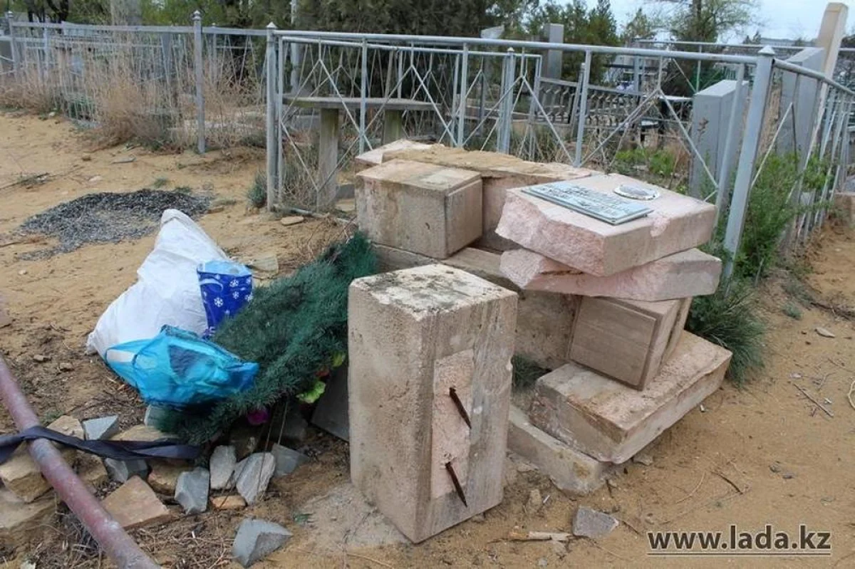 Возле могил оставляют разбитые памятники. Фото из архива «Лады»