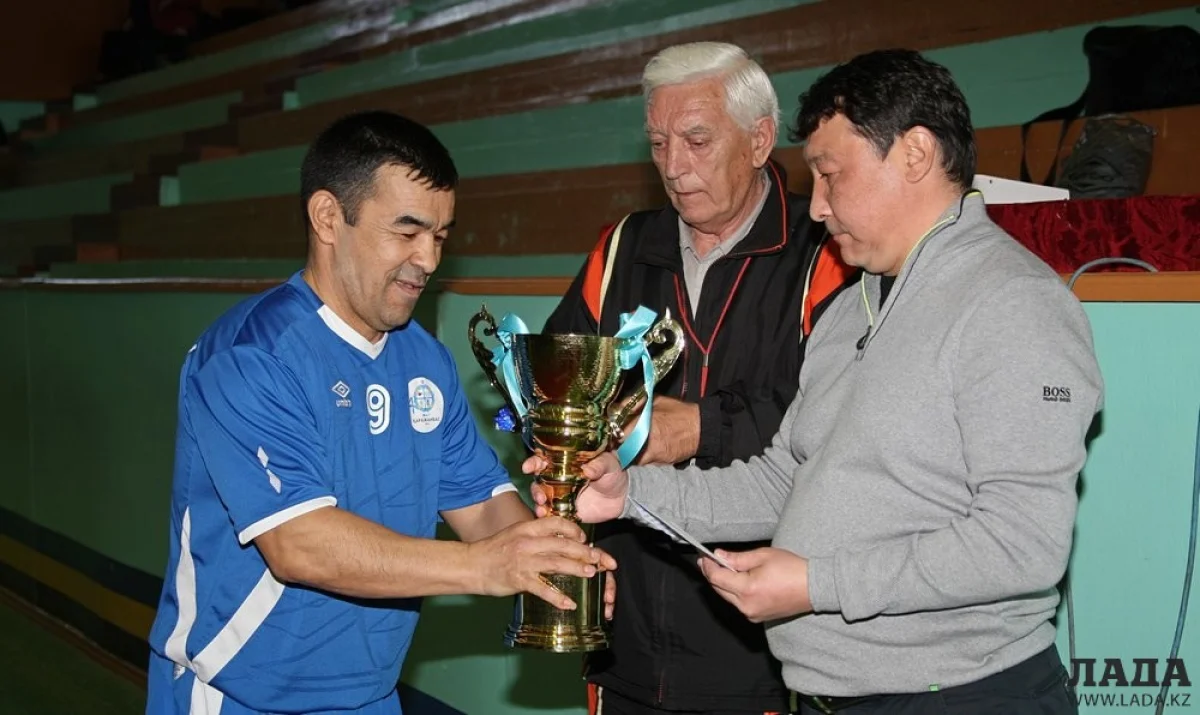 Вручение Кубка команде-победителю &quot;Каражанбас&quot;. Фото Ольги Ярославской||news_pic_more|<!--TBegin--><a href="https://img.lada.kz/2015-04/1428387161_dom-2312.jpg" onclick="return hs.expand(this)" ><img align="left" src="https://img.lada.kz/2015-04/thumbs/1428387161_dom-2312.jpg" alt='Победителем ветеранского турнира по футзалу в Актау стала команда «Каражанбас»' title='Победителем ветеранского турнира по футзалу в Актау стала команда «Каражанбас»'  /></a><!--TEnd--><br /><!--TBegin--><a href="https://img.lada.kz/2015-04/1428387108_dom-2320.jpg" onclick="return hs.expand(this)" ><img align="left" src="https://img.lada.kz/2015-04/thumbs/1428387108_dom-2320.jpg" alt='Победителем ветеранского турнира по футзалу в Актау стала команда «Каражанбас»' title='Победителем ветеранского турнира по футзалу в Актау стала команда «Каражанбас»'  /></a><!--TEnd--><br /><!--TBegin--><a href="https://img.lada.kz/2015-04/1428387132_dom-2323.jpg" onclick="return hs.expand(this)" ><img align="left" src="https://img.lada.kz/2015-04/thumbs/1428387132_dom-2323.jpg" alt='Победителем ветеранского турнира по футзалу в Актау стала команда «Каражанбас»' title='Победителем ветеранского турнира по футзалу в Актау стала команда «Каражанбас»'  /></a><!--TEnd--><br /><!--TBegin--><a href="https://img.lada.kz/2015-04/1428387164_dom-2325.jpg" onclick="return hs.expand(this)" ><img align="left" src="https://img.lada.kz/2015-04/thumbs/1428387164_dom-2325.jpg" alt='Победителем ветеранского турнира по футзалу в Актау стала команда «Каражанбас»' title='Победителем ветеранского турнира по футзалу в Актау стала команда «Каражанбас»'  /></a><!--TEnd--><br /><!--TBegin--><a href="https://img.lada.kz/2015-04/1428387110_dom-2328.jpg" onclick="return hs.expand(this)" ><img align="left" src="https://img.lada.kz/2015-04/thumbs/1428387110_dom-2328.jpg" alt='Победителем ветеранского турнира по футзалу в Актау стала команда «Каражанбас»' title='Победителем ветеранского турнира по футзалу в Актау стала команда «Каражанбас»'  /></a><!--TEnd--><br /><!--TBegin--><a href="https://img.lada.kz/2015-04/1428387130_dom-2332.jpg" onclick="return hs.expand(this)" ><img align="left" src="https://img.lada.kz/2015-04/thumbs/1428387130_dom-2332.jpg" alt='Победителем ветеранского турнира по футзалу в Актау стала команда «Каражанбас»' title='Победителем ветеранского турнира по футзалу в Актау стала команда «Каражанбас»'  /></a><!--TEnd--><br /><!--TBegin--><a href="https://img.lada.kz/2015-04/1428387097_dom-2335.jpg" onclick="return hs.expand(this)" ><img align="left" src="https://img.lada.kz/2015-04/thumbs/1428387097_dom-2335.jpg" alt='Победителем ветеранского турнира по футзалу в Актау стала команда «Каражанбас»' title='Победителем ветеранского турнира по футзалу в Актау стала команда «Каражанбас»'  /></a><!--TEnd--><br /><!--TBegin--><a href="https://img.lada.kz/2015-04/1428387133_dom-2343.jpg" onclick="return hs.expand(this)" ><img align="left" src="https://img.lada.kz/2015-04/thumbs/1428387133_dom-2343.jpg" alt='Победителем ветеранского турнира по футзалу в Актау стала команда «Каражанбас»' title='Победителем ветеранского турнира по футзалу в Актау стала команда «Каражанбас»'  /></a><!--TEnd--><br /><!--TBegin--><a href="https://img.lada.kz/2015-04/1428387136_dom-2348.jpg" onclick="return hs.expand(this)" ><img align="left" src="https://img.lada.kz/2015-04/thumbs/1428387136_dom-2348.jpg" alt='Победителем ветеранского турнира по футзалу в Актау стала команда «Каражанбас»' title='Победителем ветеранского турнира по футзалу в Актау стала команда «Каражанбас»'  /></a><!--TEnd--><br /><!--TBegin--><a href="https://img.lada.kz/2015-04/1428387142_dom-2351.jpg" onclick="return hs.expand(this)" ><img align="left" src="https://img.lada.kz/2015-04/thumbs/1428387142_dom-2351.jpg" alt='Победителем ветеранского турнира по футзалу в Актау стала команда «Каражанбас»' title='Победителем ветеранского турнира по футзалу в Актау стала команда «Каражанбас»'  /></a><!--TEnd--><br /><!--TBegin--><a href="https://img.lada.kz/2015-04/1428387094_dom-2353.jpg" onclick="return hs.expand(this)" ><img align="left" src="https://img.lada.kz/2015-04/thumbs/1428387094_dom-2353.jpg" alt='Победителем ветеранского турнира по футзалу в Актау стала команда «Каражанбас»' title='Победителем ветеранского турнира по футзалу в Актау стала команда «Каражанбас»'  /></a><!--TEnd--><br /><!--TBegin--><a href="https://img.lada.kz/2015-04/1428387129_dom-2356.jpg" onclick="return hs.expand(this)" ><img align="left" src="https://img.lada.kz/2015-04/thumbs/1428387129_dom-2356.jpg" alt='Победителем ветеранского турнира по футзалу в Актау стала команда «Каражанбас»' title='Победителем ветеранского турнира по футзалу в Актау стала команда «Каражанбас»'  /></a><!--TEnd--><br /><!--TBegin--><a href="https://img.lada.kz/2015-04/1428387158_dom-2357.jpg" onclick="return hs.expand(this)" ><img align="left" src="https://img.lada.kz/2015-04/thumbs/1428387158_dom-2357.jpg" alt='Победителем ветеранского турнира по футзалу в Актау стала команда «Каражанбас»' title='Победителем ветеранского турнира по футзалу в Актау стала команда «Каражанбас»'  /></a><!--TEnd--><br /><!--TBegin--><a href="https://img.lada.kz/2015-04/1428387136_dom-2365.jpg" onclick="return hs.expand(this)" ><img align="left" src="https://img.lada.kz/2015-04/thumbs/1428387136_dom-2365.jpg" alt='Победителем ветеранского турнира по футзалу в Актау стала команда «Каражанбас»' title='Победителем ветеранского турнира по футзалу в Актау стала команда «Каражанбас»'  /></a><!--TEnd--><br /><!--TBegin--><a href="https://img.lada.kz/2015-04/1428387112_dom-2368.jpg" onclick="return hs.expand(this)" ><img align="left" src="https://img.lada.kz/2015-04/thumbs/1428387112_dom-2368.jpg" alt='Победителем ветеранского турнира по футзалу в Актау стала команда «Каражанбас»' title='Победителем ветеранского турнира по футзалу в Актау стала команда «Каражанбас»'  /></a><!--TEnd--><br /><!--TBegin--><a href="https://img.lada.kz/2015-04/1428387126_dom-2384.jpg" onclick="return hs.expand(this)" ><img align="left" src="https://img.lada.kz/2015-04/thumbs/1428387126_dom-2384.jpg" alt='Победителем ветеранского турнира по футзалу в Актау стала команда «Каражанбас»' title='Победителем ветеранского турнира по футзалу в Актау стала команда «Каражанбас»'  /></a><!--TEnd--><br /><!--TBegin--><a href="https://img.lada.kz/2015-04/1428387158_dom-2390.jpg" onclick="return hs.expand(this)" ><img align="left" src="https://img.lada.kz/2015-04/thumbs/1428387158_dom-2390.jpg" alt='Победителем ветеранского турнира по футзалу в Актау стала команда «Каражанбас»' title='Победителем ветеранского турнира по футзалу в Актау стала команда «Каражанбас»'  /></a><!--TEnd-->