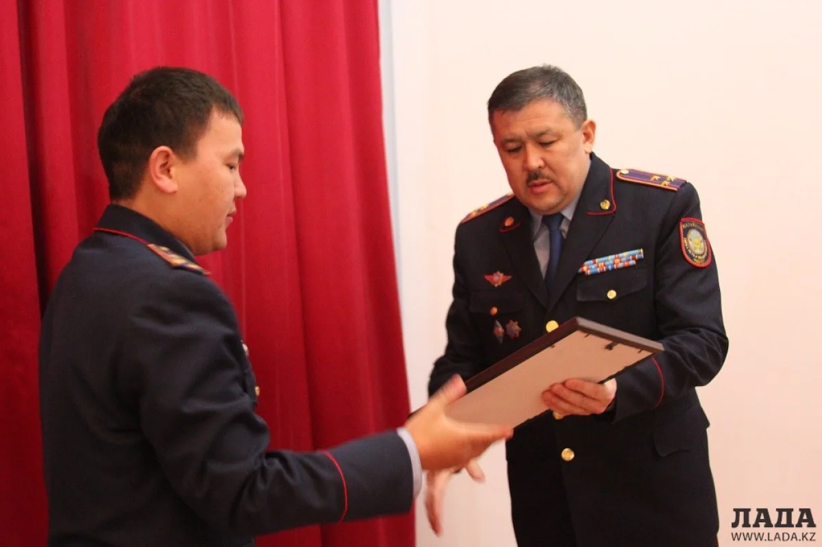Вручение грамот начальником ДВД Кайратом Дальбековым. Фото Азамата Сарсенбаева||news_pic_more|<!--TBegin--><a href="https://img.lada.kz/2015-04/1428408260_img_5764.jpg" onclick="return hs.expand(this)" ><img align="left" src="https://img.lada.kz/2015-04/thumbs/1428408260_img_5764.jpg" alt='В Актау в честь профессионального праздника отметили лучших следователей' title='В Актау в честь профессионального праздника отметили лучших следователей'  /></a><!--TEnd--><br /><!--TBegin--><a href="https://img.lada.kz/2015-04/1428408298_img_5765.jpg" onclick="return hs.expand(this)" ><img align="left" src="https://img.lada.kz/2015-04/thumbs/1428408298_img_5765.jpg" alt='В Актау в честь профессионального праздника отметили лучших следователей' title='В Актау в честь профессионального праздника отметили лучших следователей'  /></a><!--TEnd-->