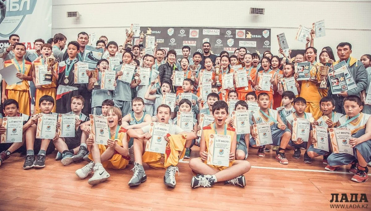 Совместная фотография участников финальных игр МШБЛ. Фото предоставлено федерацией баскетбола Мангистауской области