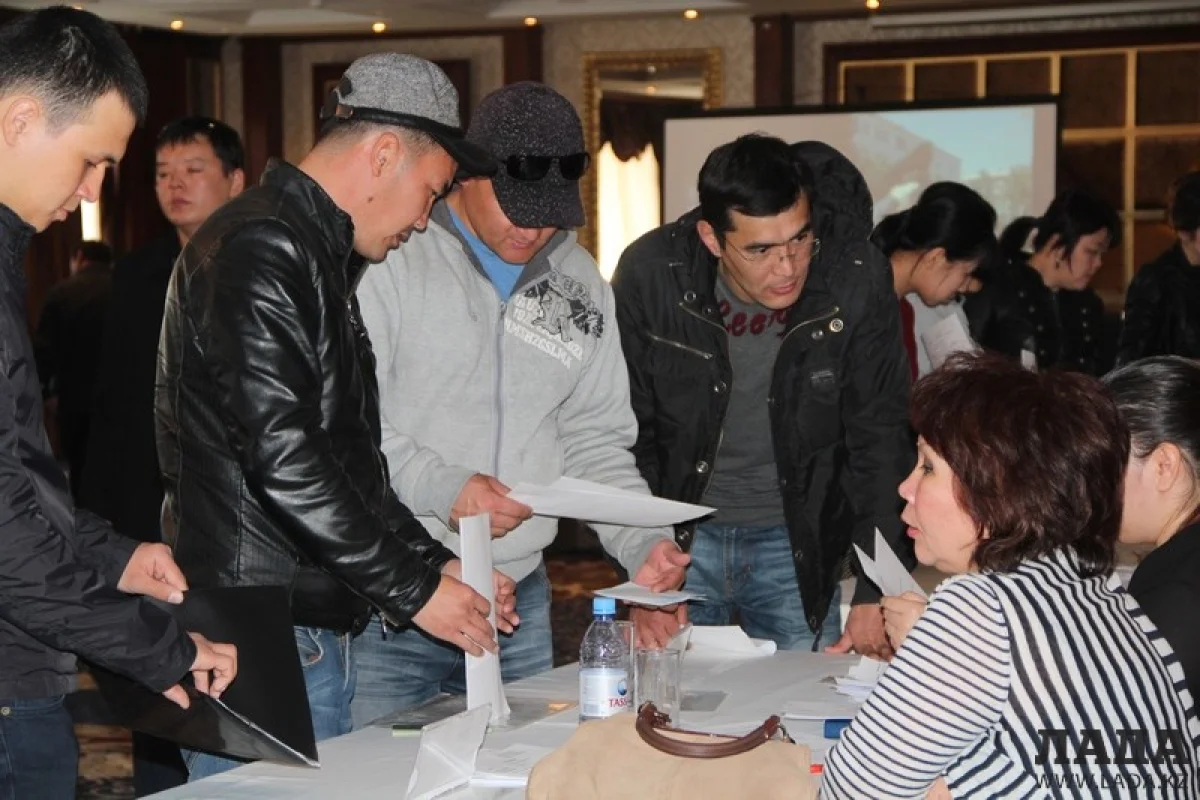 На ярмарке люди оставляли резюме и получали консультацию у работодателей. Фото автора