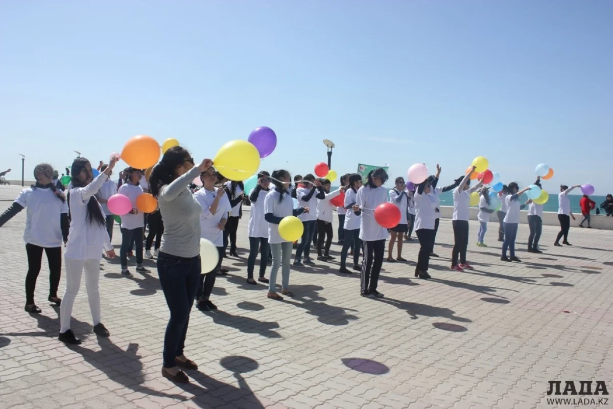 Флешмоб на набережной Актау. Фото автора