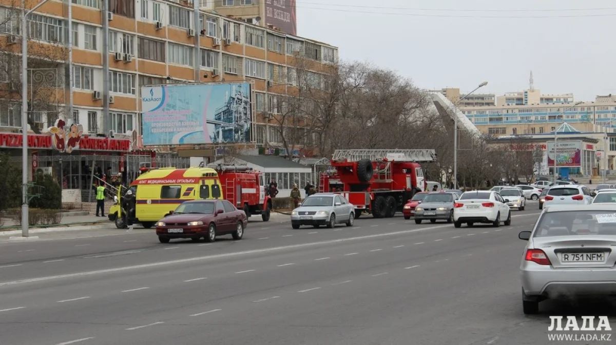 На место происшествия прибыли две пожарные машины
