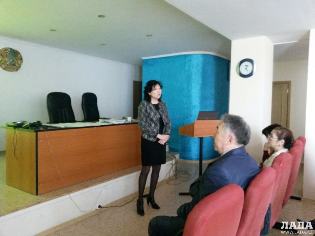 Д.Оспанова проводит обучающий цикл. Фото автора
