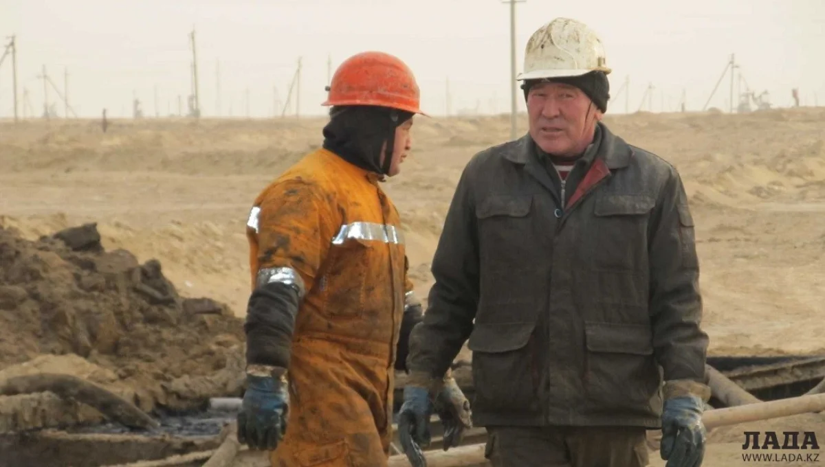 Рабочие месторождения в поселке Жетыбай. Фото из архива «Лады»