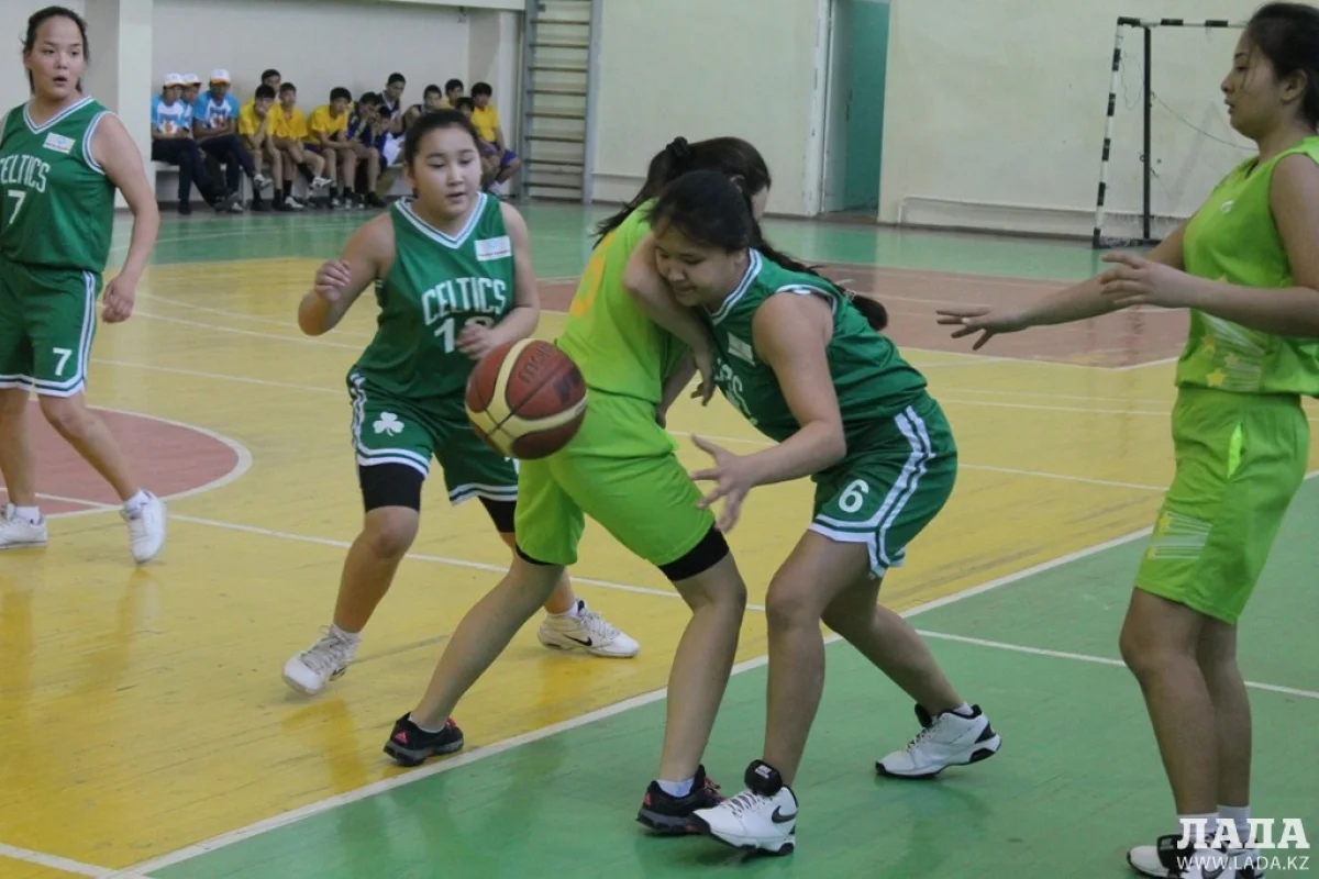 На площадке женские команды. Фото автора