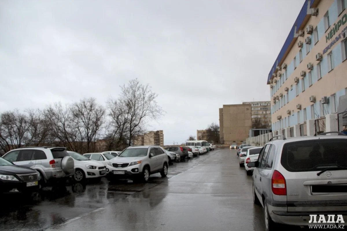 Стоянка возле медицинского центра «Нейрон». Фото автора||news_pic_more|<!--TBegin--><a href="https://img.lada.kz/2015-04/1428992038_img_1387.jpg" onclick="return hs.expand(this)" ><img align="left" src="https://img.lada.kz/2015-04/thumbs/1428992038_img_1387.jpg" alt='Жители 14 микрорайона пожаловались на отсутствие тротуарных дорожек возле медицинского центра «Нейрон»' title='Жители 14 микрорайона пожаловались на отсутствие тротуарных дорожек возле медицинского центра «Нейрон»'  /></a><!--TEnd--><br /><!--TBegin--><a href="https://img.lada.kz/2015-04/1428992086_img_4460.jpg" onclick="return hs.expand(this)" ><img align="left" src="https://img.lada.kz/2015-04/thumbs/1428992086_img_4460.jpg" alt='Жители 14 микрорайона пожаловались на отсутствие тротуарных дорожек возле медицинского центра «Нейрон»' title='Жители 14 микрорайона пожаловались на отсутствие тротуарных дорожек возле медицинского центра «Нейрон»'  /></a><!--TEnd--><br /><!--TBegin--><a href="https://img.lada.kz/2015-04/1428992083_img_4465.jpg" onclick="return hs.expand(this)" ><img align="left" src="https://img.lada.kz/2015-04/thumbs/1428992083_img_4465.jpg" alt='Жители 14 микрорайона пожаловались на отсутствие тротуарных дорожек возле медицинского центра «Нейрон»' title='Жители 14 микрорайона пожаловались на отсутствие тротуарных дорожек возле медицинского центра «Нейрон»'  /></a><!--TEnd--><br /><!--TBegin--><a href="https://img.lada.kz/2015-04/1428992111_img_4466.jpg" onclick="return hs.expand(this)" ><img align="left" src="https://img.lada.kz/2015-04/thumbs/1428992111_img_4466.jpg" alt='Жители 14 микрорайона пожаловались на отсутствие тротуарных дорожек возле медицинского центра «Нейрон»' title='Жители 14 микрорайона пожаловались на отсутствие тротуарных дорожек возле медицинского центра «Нейрон»'  /></a><!--TEnd-->